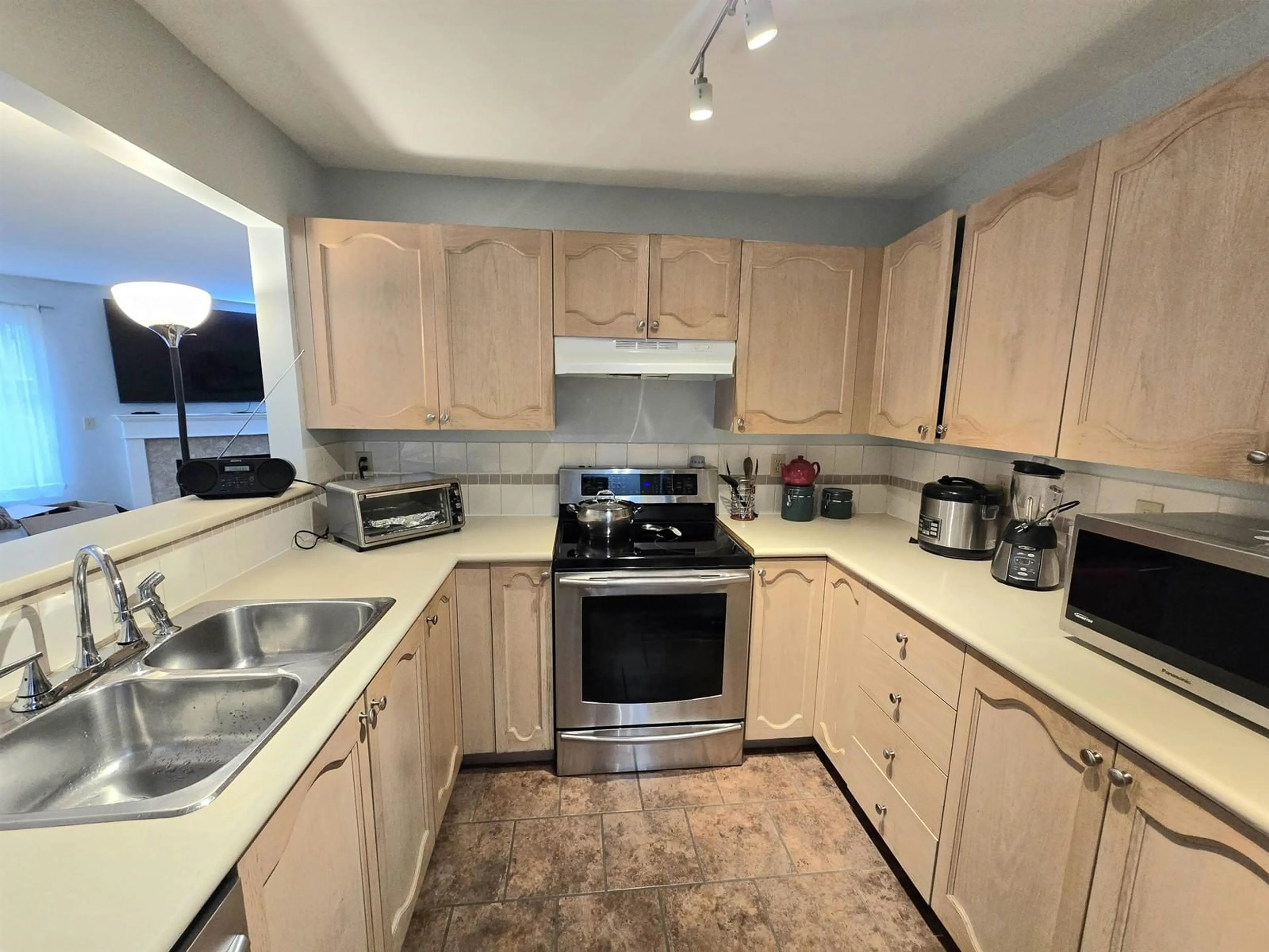 Standard kitchen, unknown for 107 10720 138 STREET, Surrey British Columbia V3T4K5