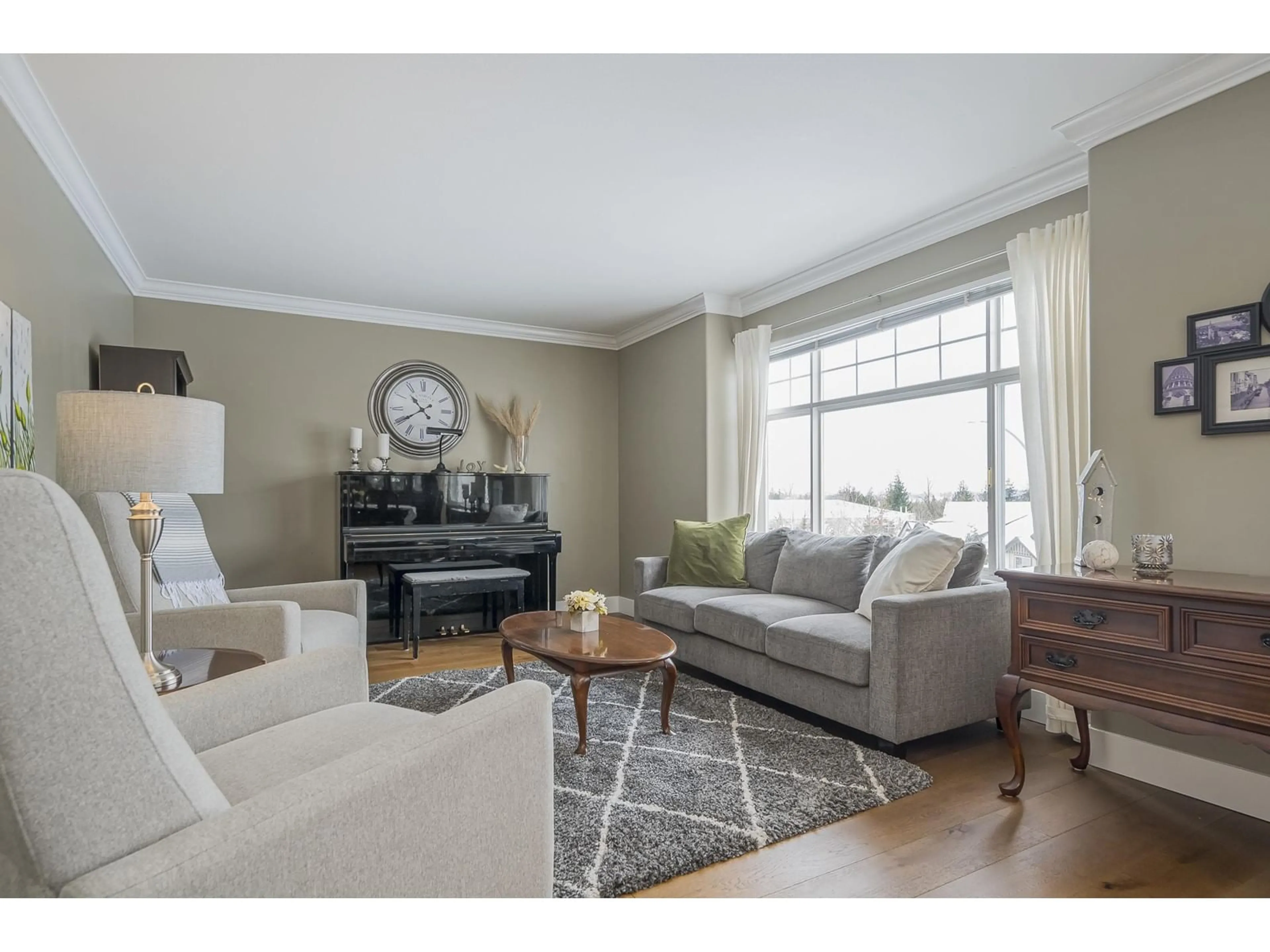 Living room with furniture, unknown for 3762 SHERIDAN PLACE, Abbotsford British Columbia V2S8K4