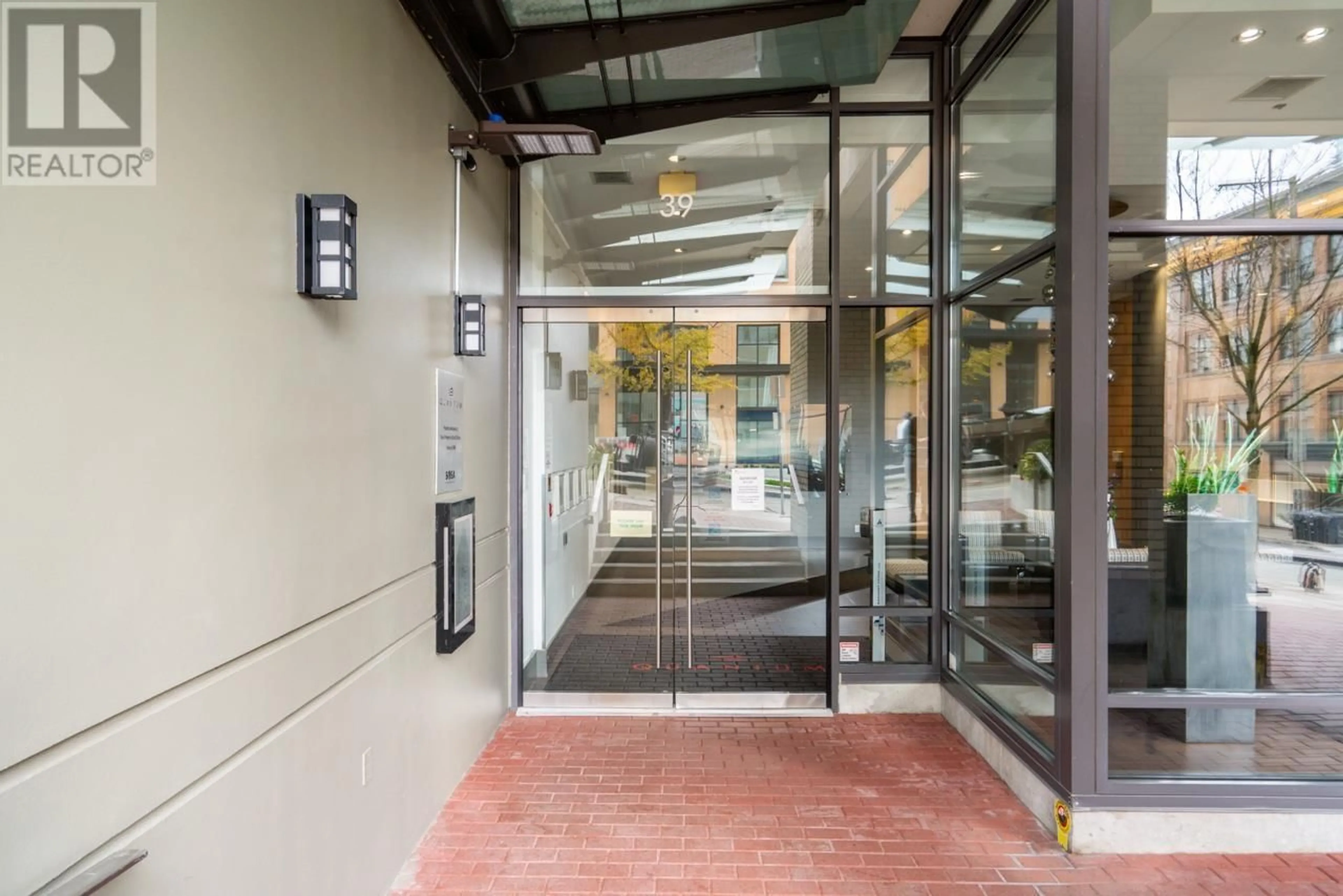 Indoor foyer for 1206 39 SIXTH STREET, New Westminster British Columbia V3L0B3