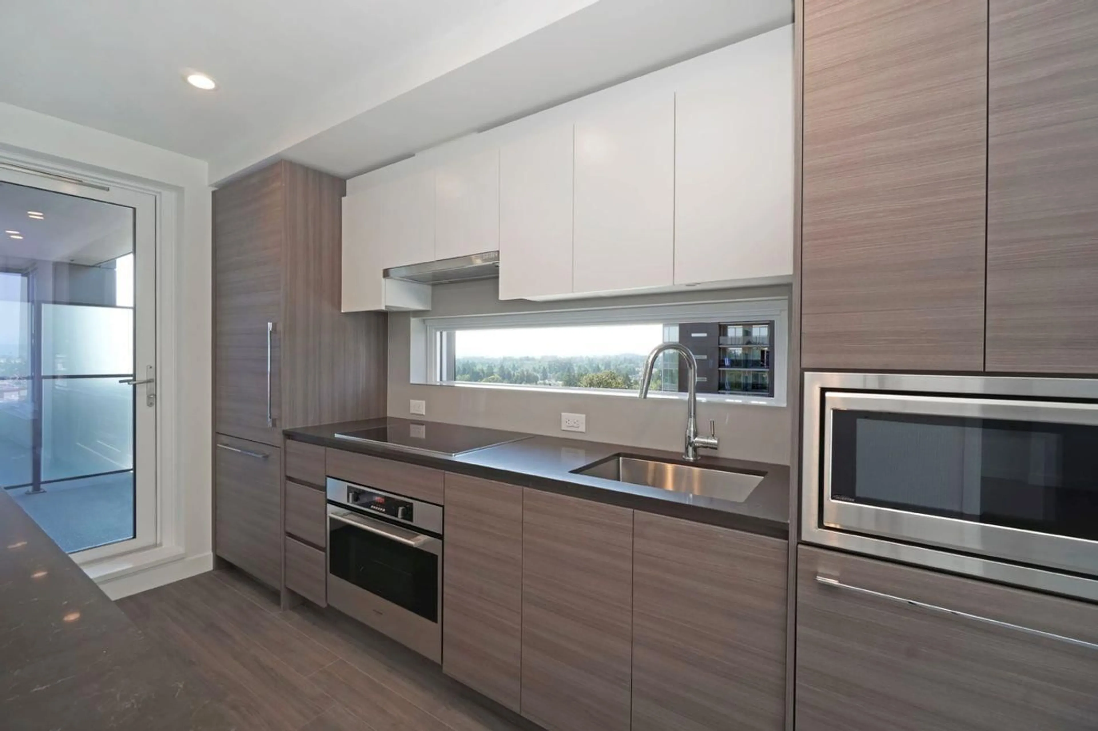 Contemporary kitchen, wood/laminate floor for 1004 13655 FRASER HIGHWAY, Surrey British Columbia V3T0P8