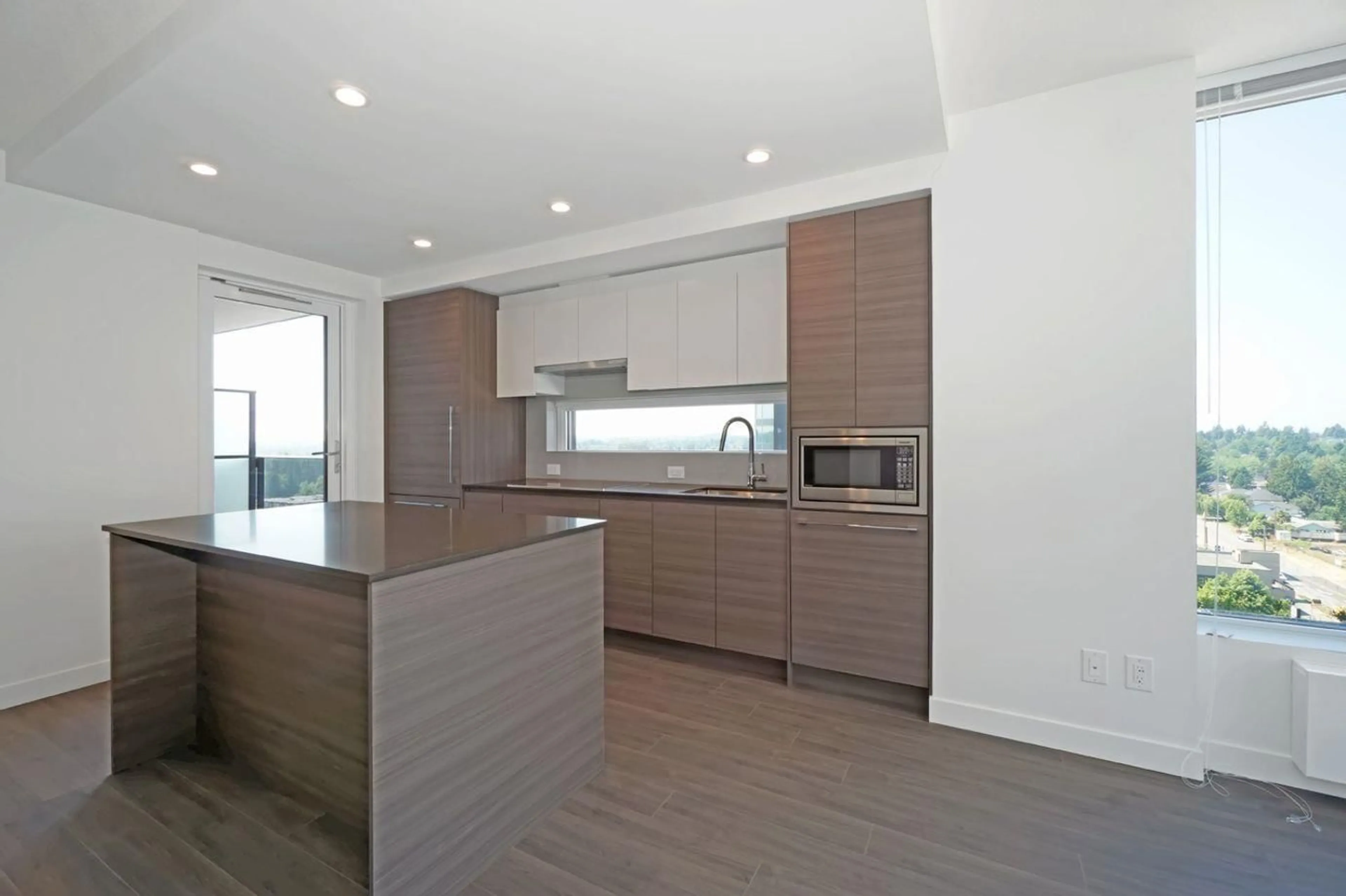 Contemporary kitchen, wood/laminate floor for 1004 13655 FRASER HIGHWAY, Surrey British Columbia V3T0P8