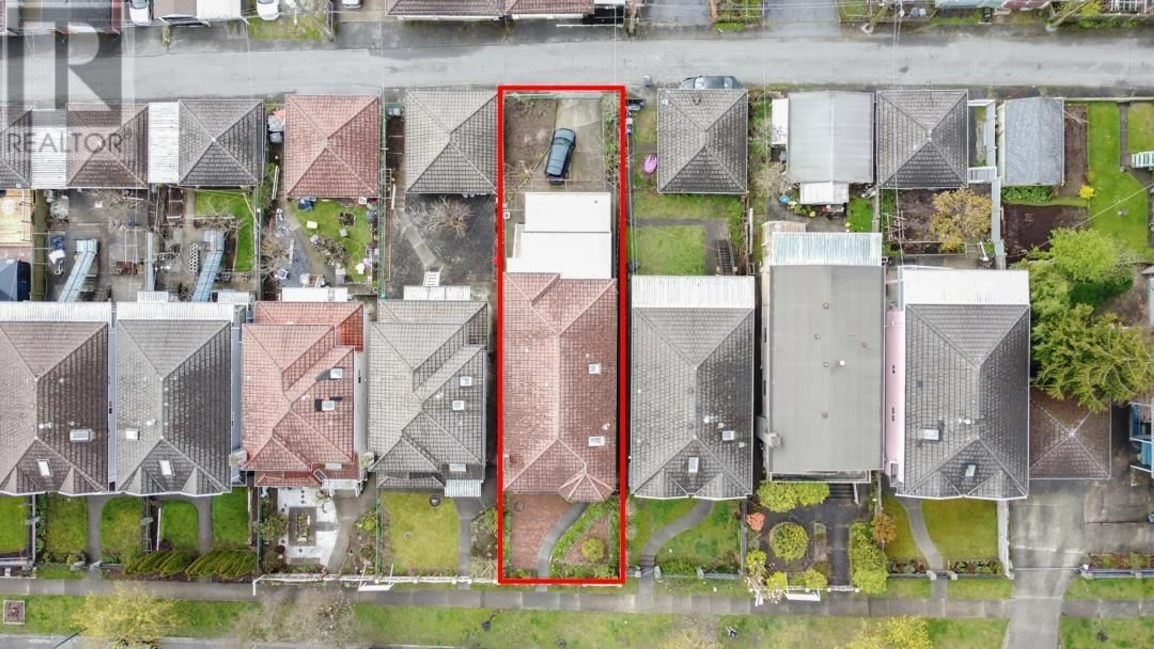 A pic from outside/outdoor area/front of a property/back of a property/a pic from drone, street for 3240 CLIVE AVENUE, Vancouver British Columbia V5R4V2