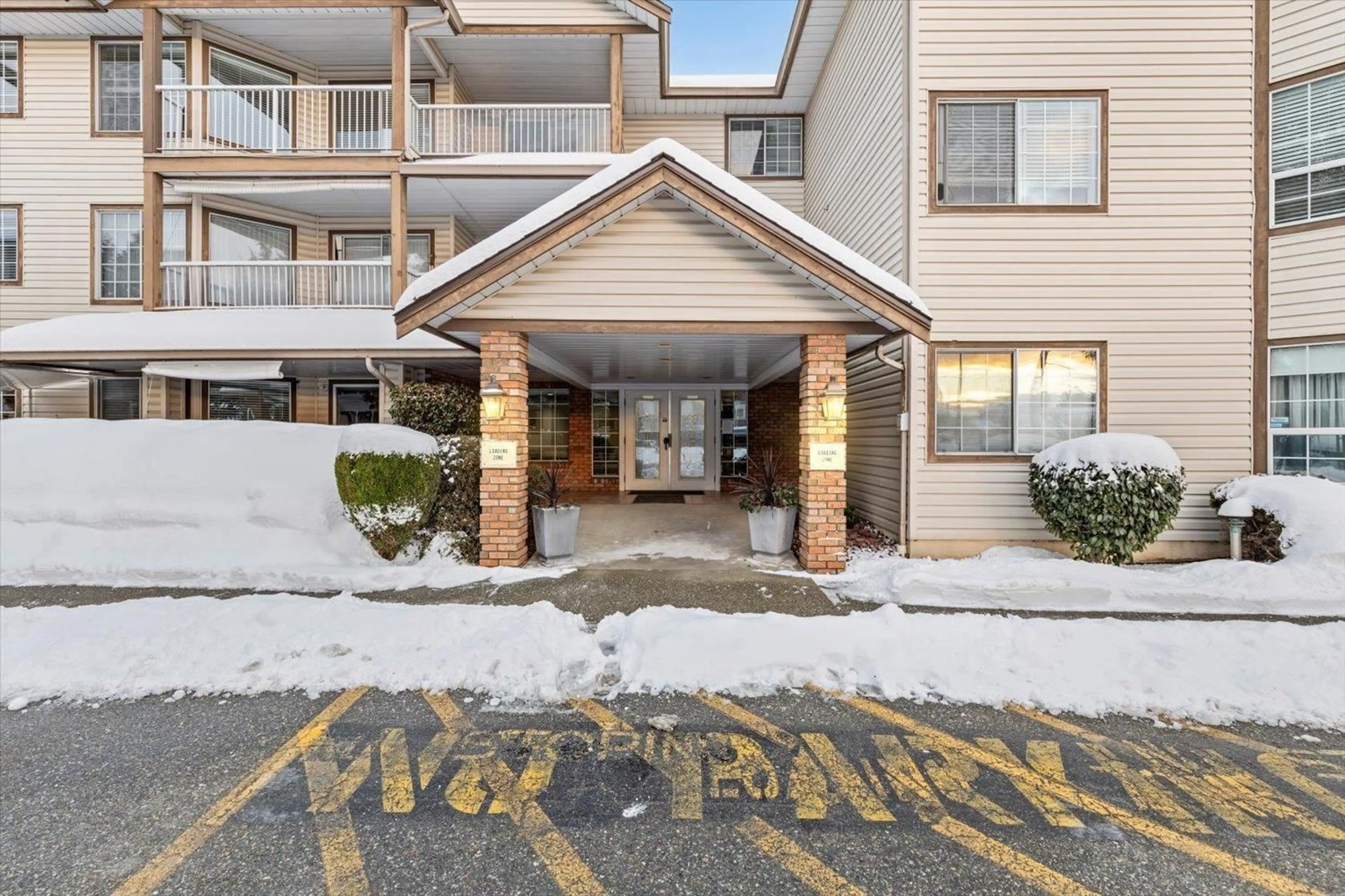 Indoor foyer for 110 32145 OLD YALE ROAD, Abbotsford British Columbia V2T2C8