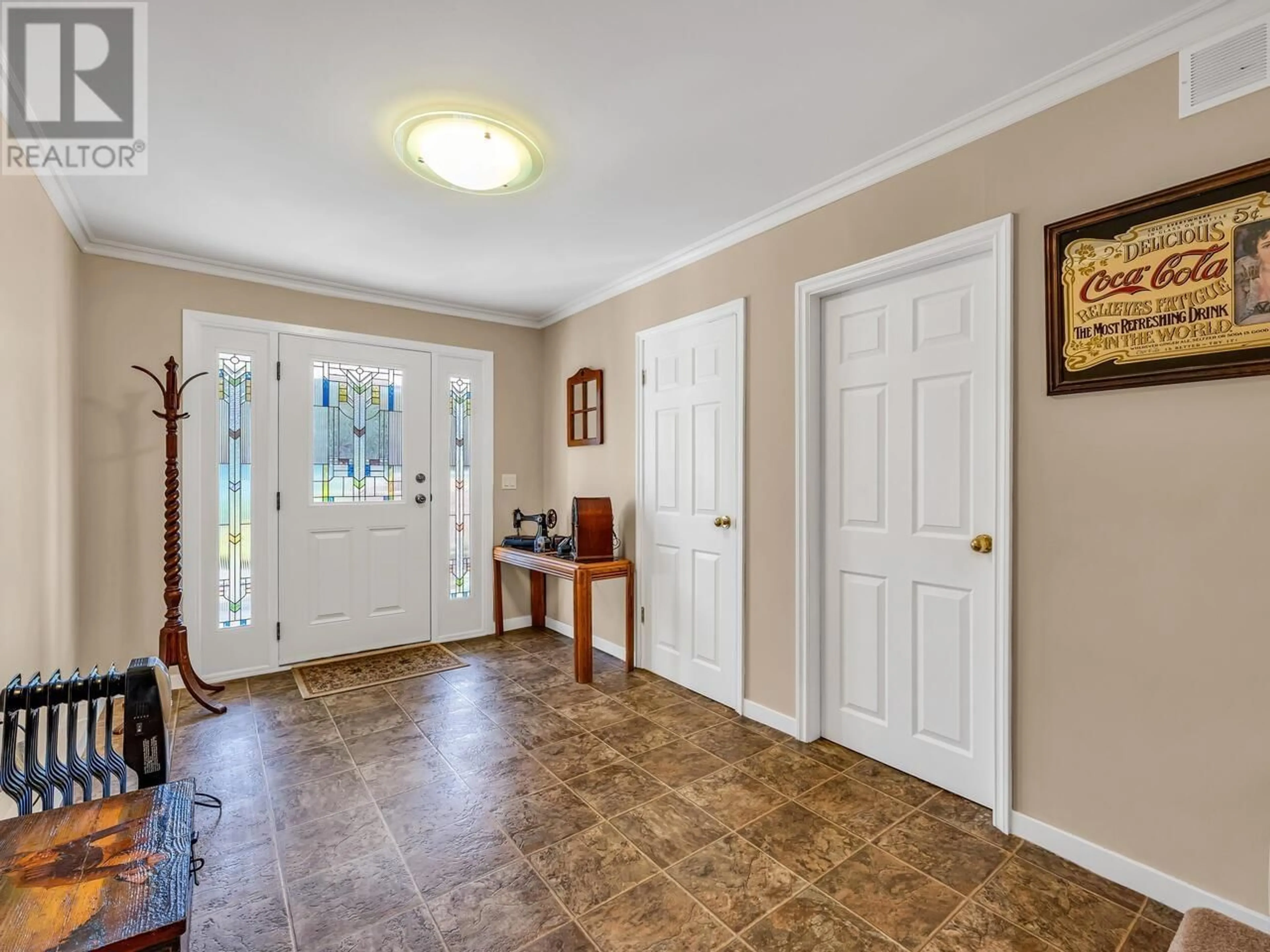 Indoor entryway for 2251 BERKLEY AVENUE, North Vancouver British Columbia V7H1Z6