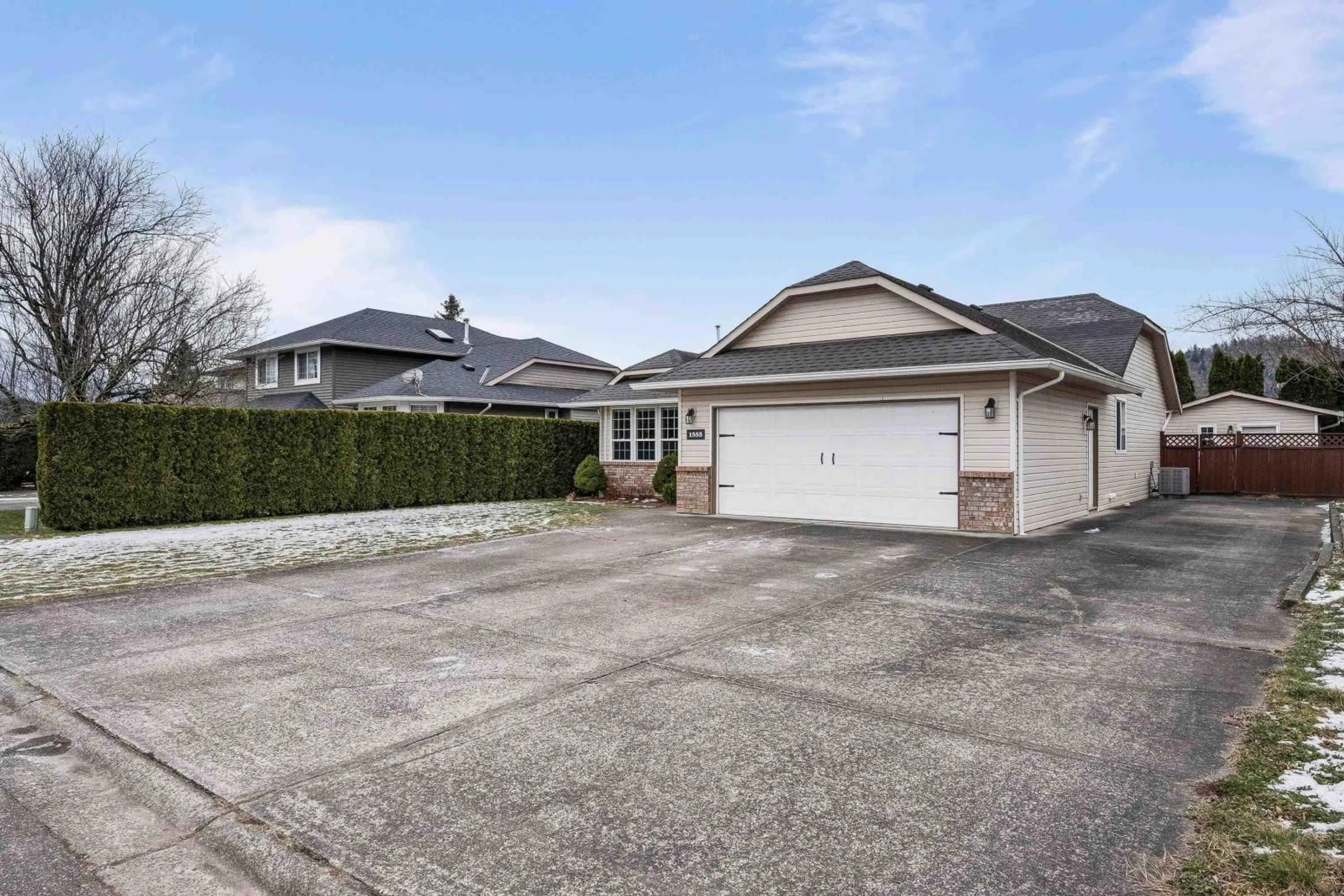 A pic from outside/outdoor area/front of a property/back of a property/a pic from drone, street for 1555 CANTERBURY DRIVE|Agassiz, Agassiz British Columbia V0M1A3