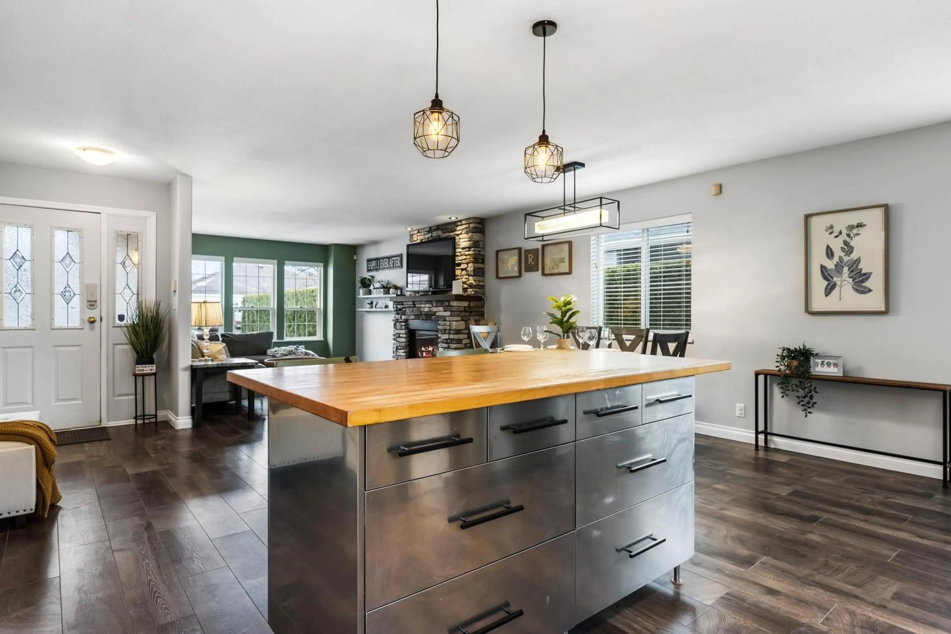 Open concept kitchen, wood/laminate floor for 1555 CANTERBURY DRIVE|Agassiz, Agassiz British Columbia V0M1A3