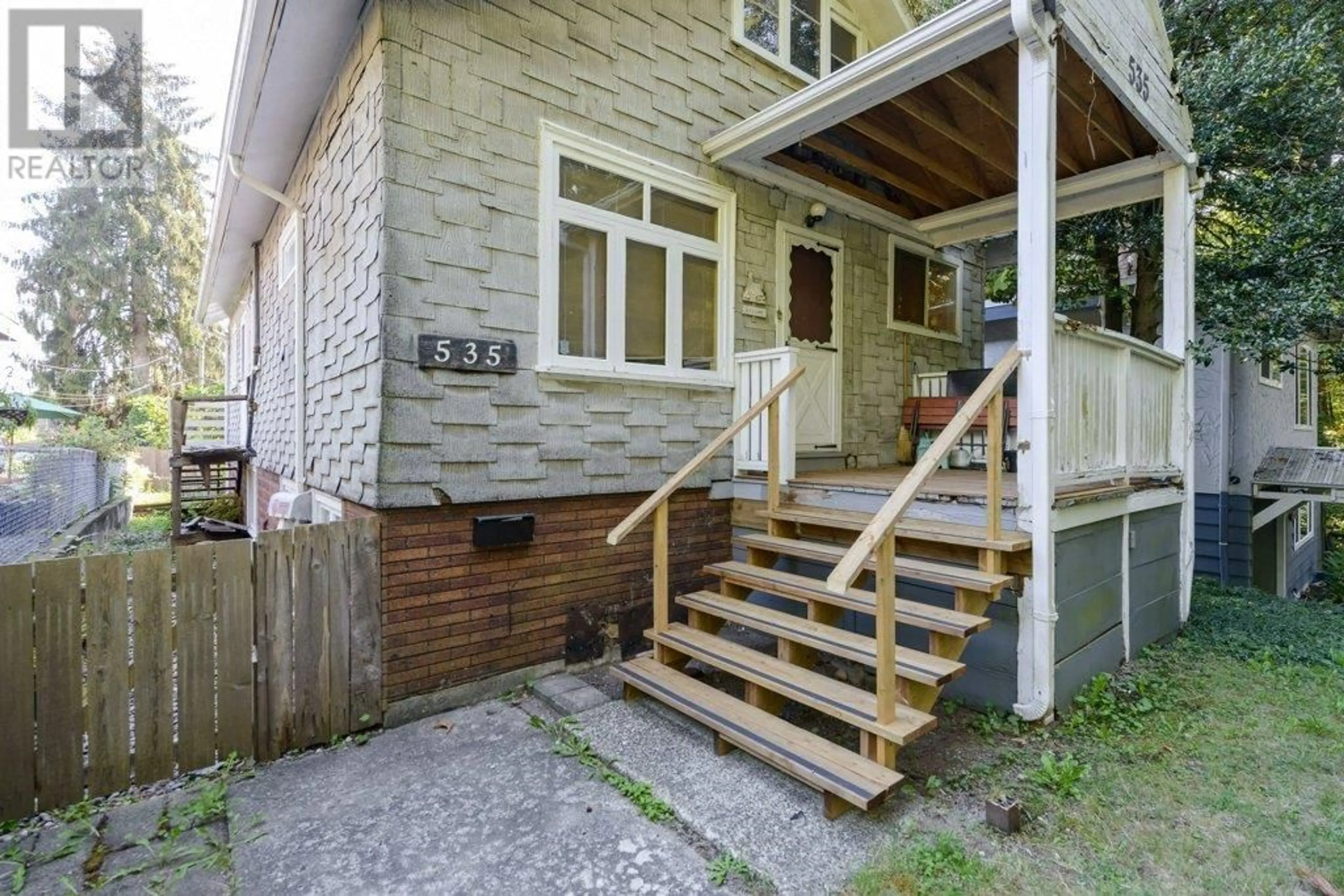 Patio, street for 535 W 15TH STREET, North Vancouver British Columbia V7M1S8