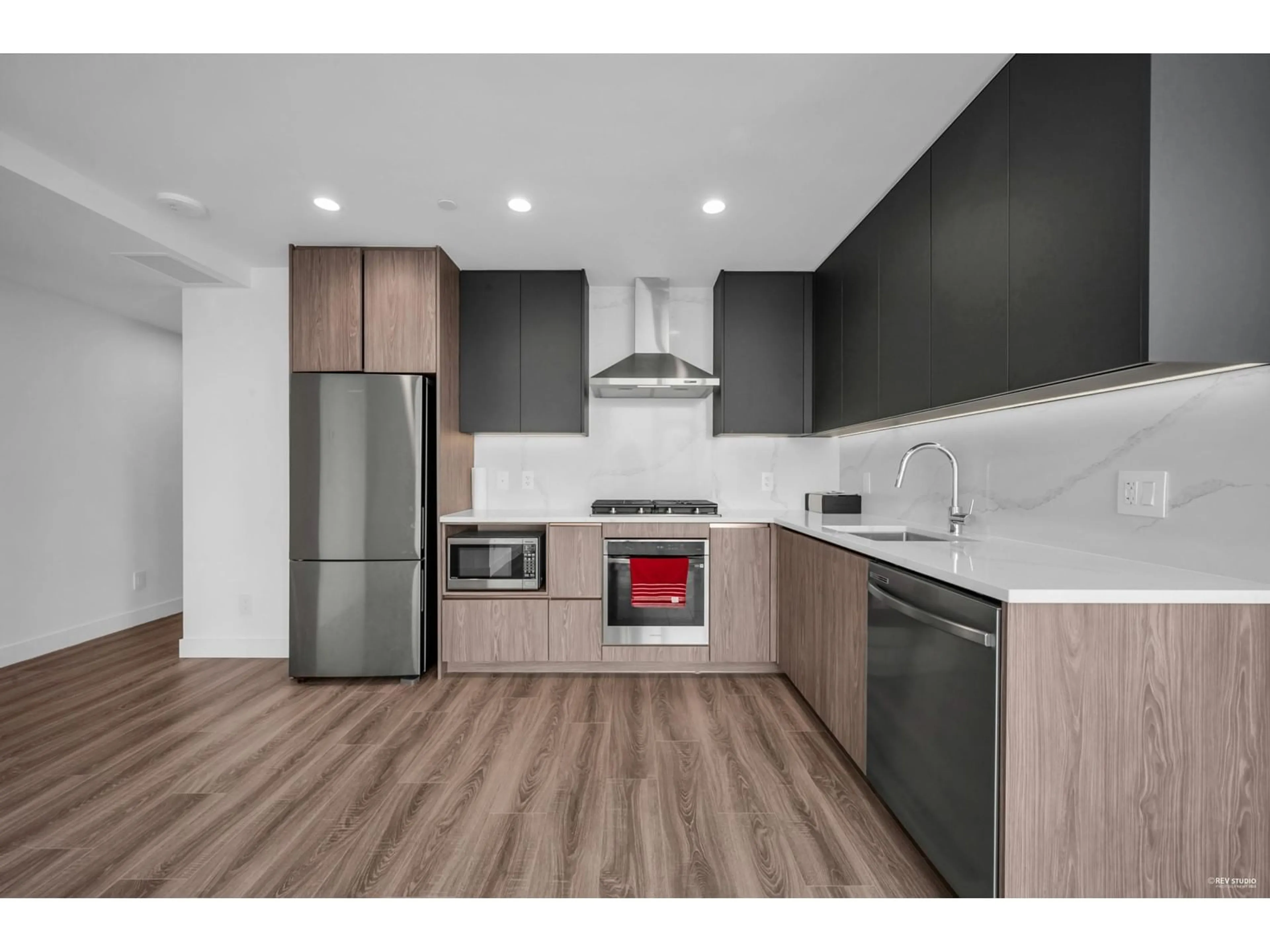 Standard kitchen, wood/laminate floor for 2607 10750 135A STREET, Surrey British Columbia V3T0V4