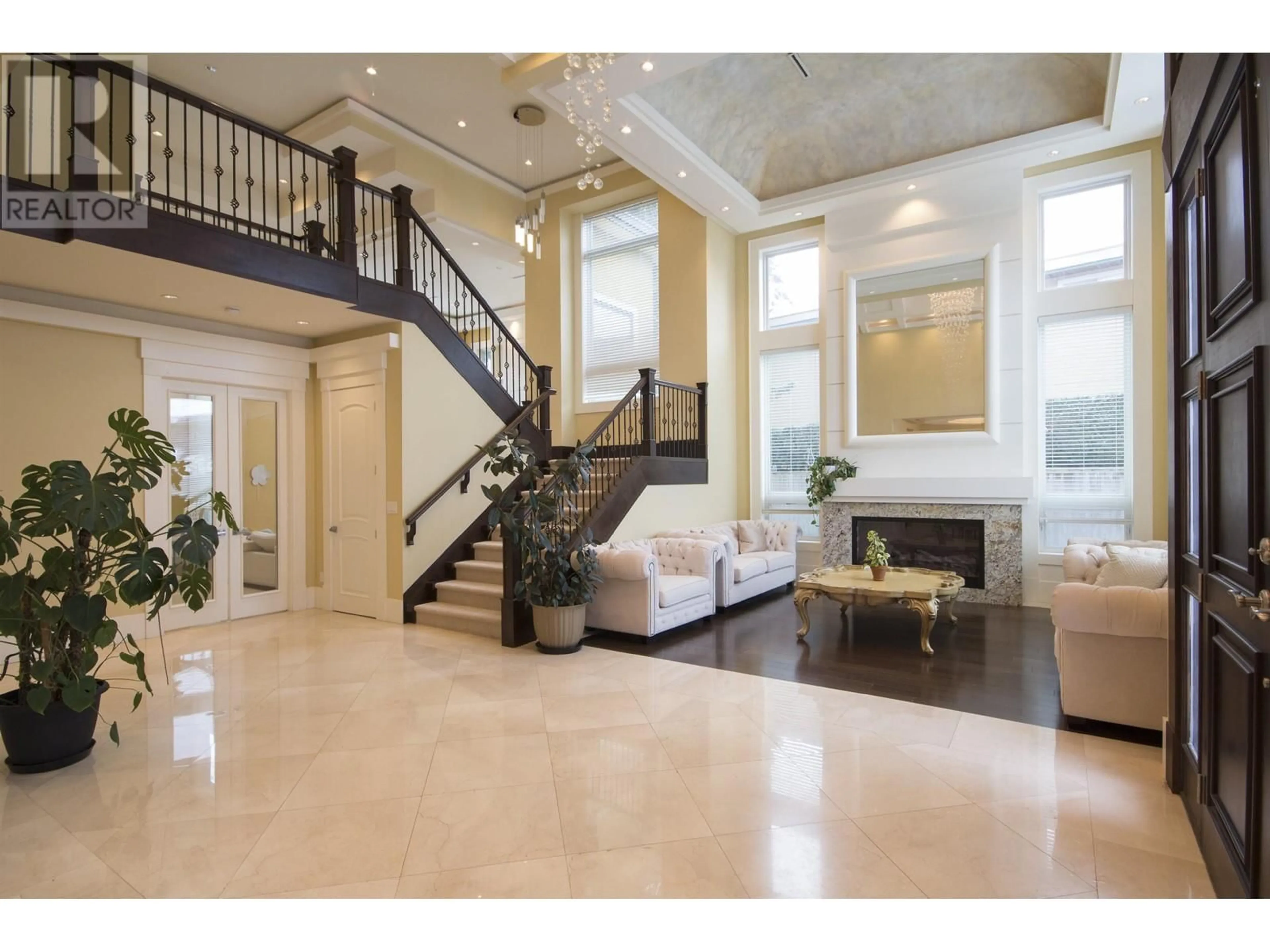 Indoor foyer for 7928 SUNNYHOLME CRESCENT, Richmond British Columbia V6Y1G7