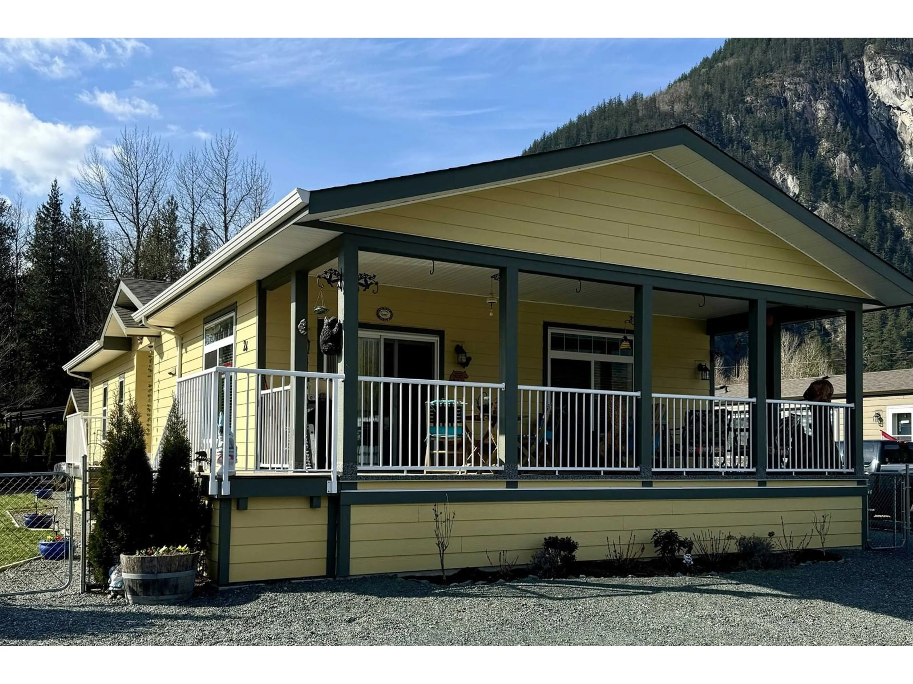 Home with vinyl exterior material, mountain view for 24 - 59060 LOUGHEED HIGHWAY, Agassiz British Columbia V0X1L3