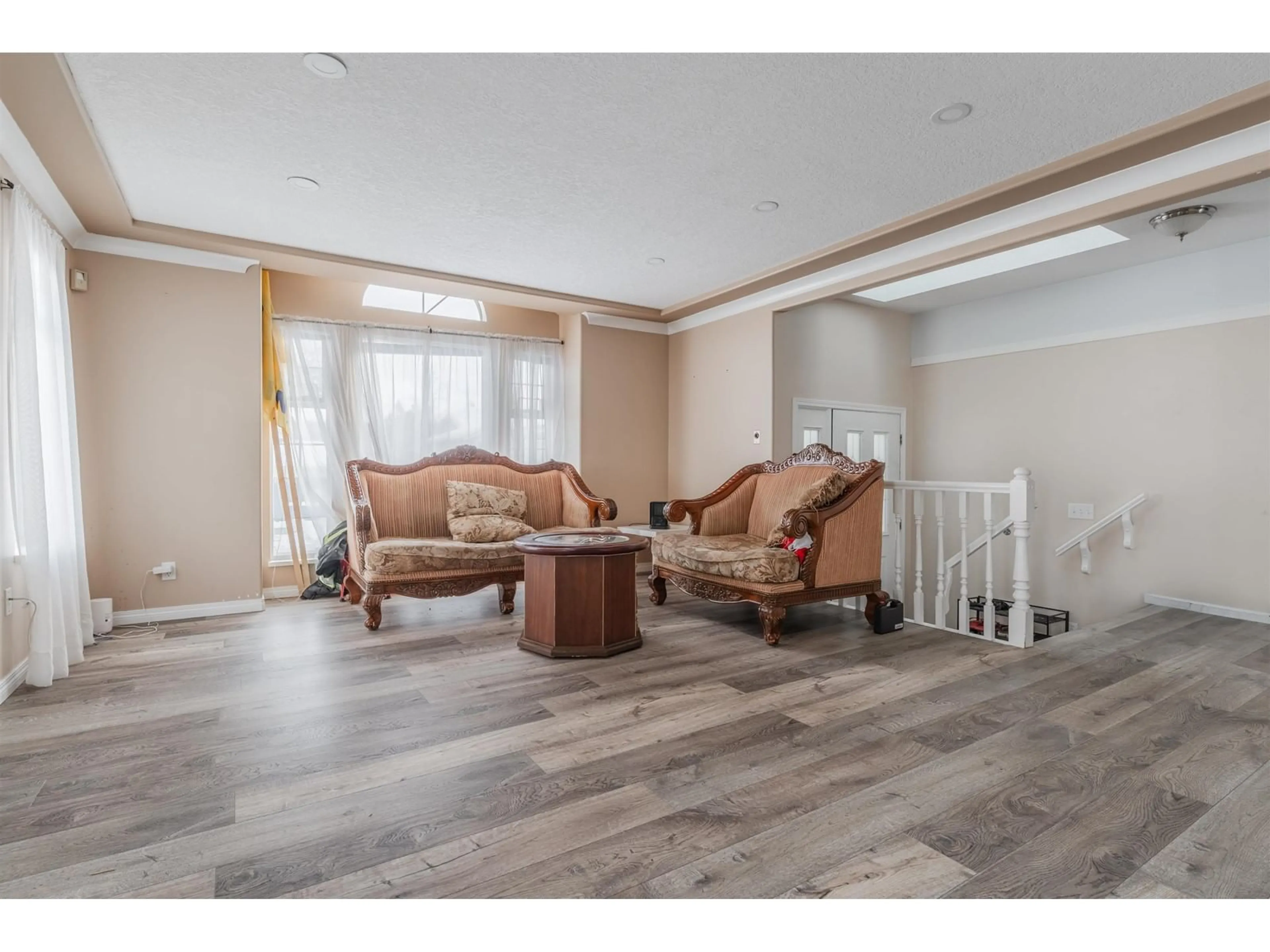 Living room with furniture, wood/laminate floor for 2907 CROSSLEY DRIVE, Abbotsford British Columbia V2T5H1