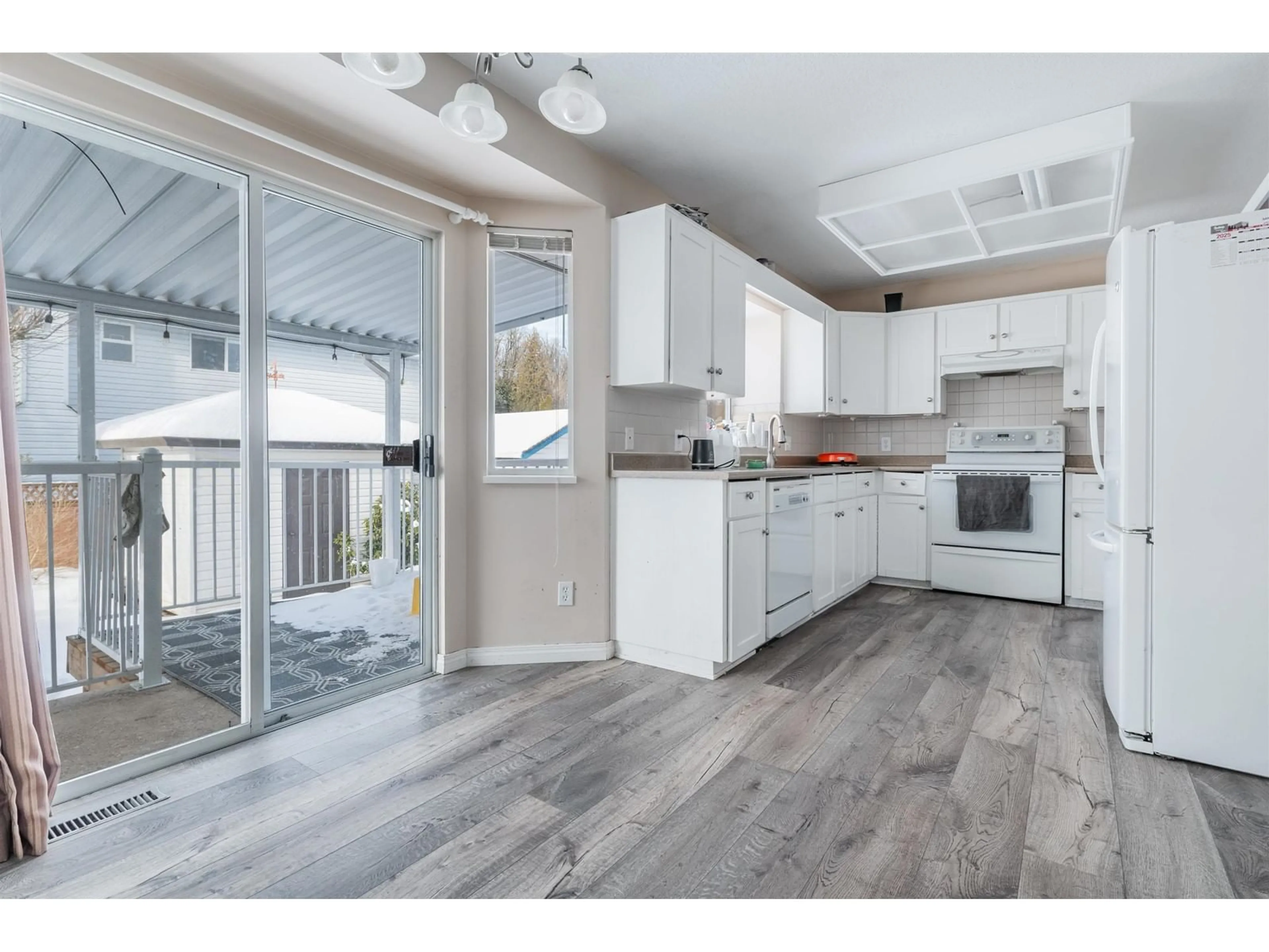 Open concept kitchen, wood/laminate floor for 2907 CROSSLEY DRIVE, Abbotsford British Columbia V2T5H1