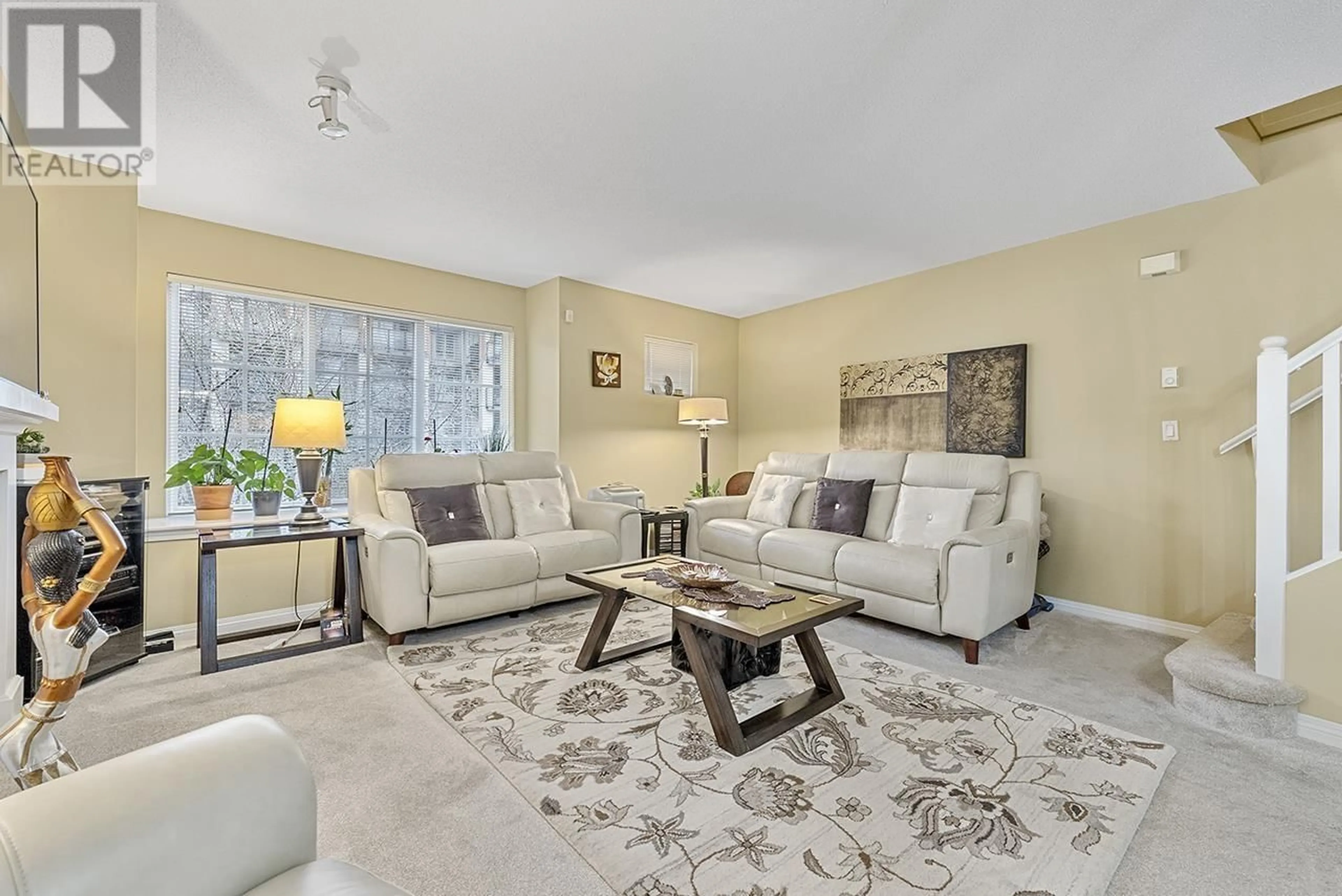 Living room with furniture, carpet floor for 3310 NOEL DRIVE, Burnaby British Columbia V3J1J8