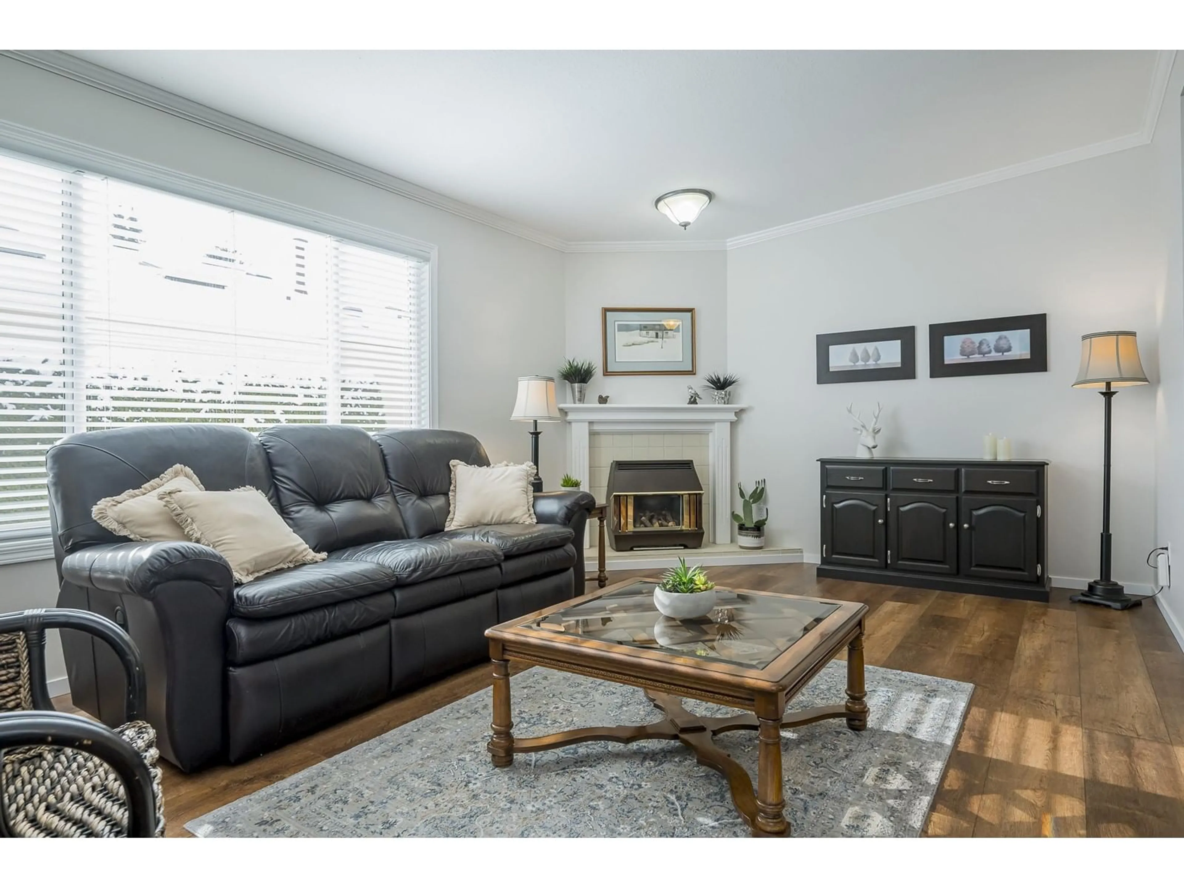 Living room with furniture, wood/laminate floor for 7 - 1400 164, Surrey British Columbia V4A8T4