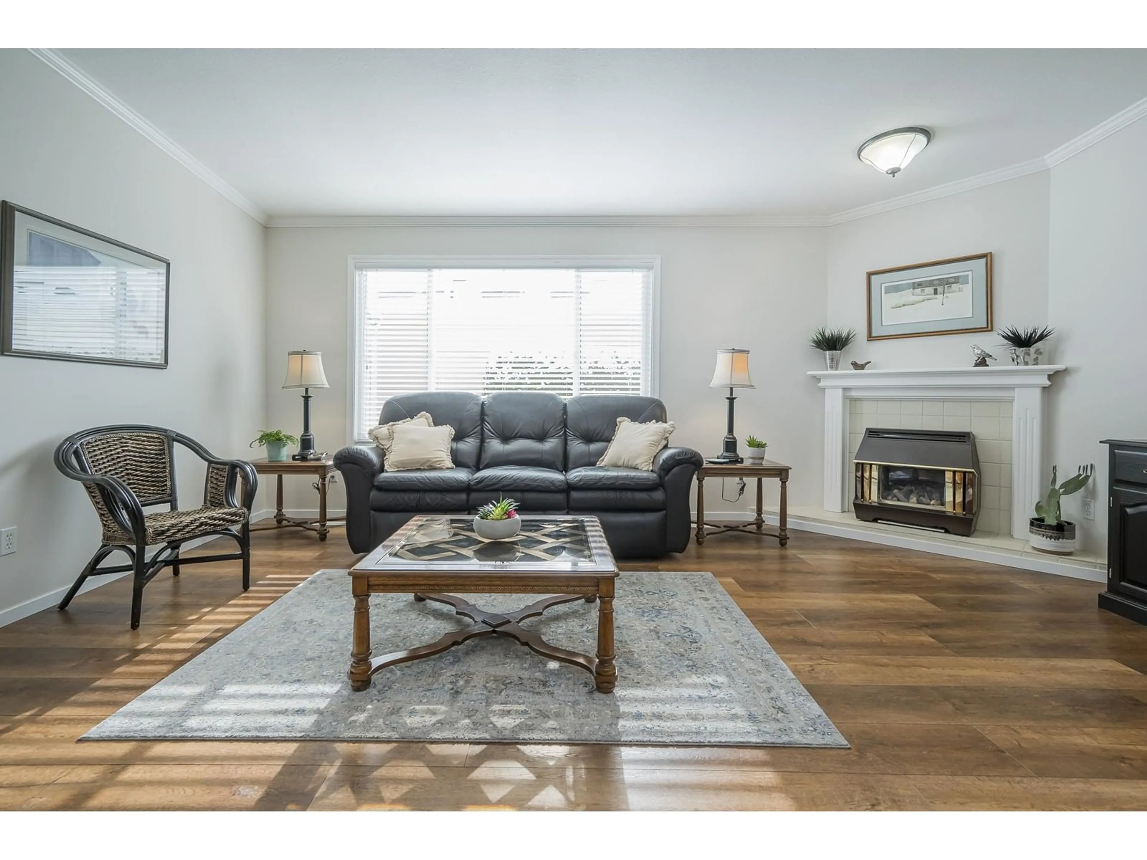 Living room with furniture, wood/laminate floor for 7 - 1400 164, Surrey British Columbia V4A8T4