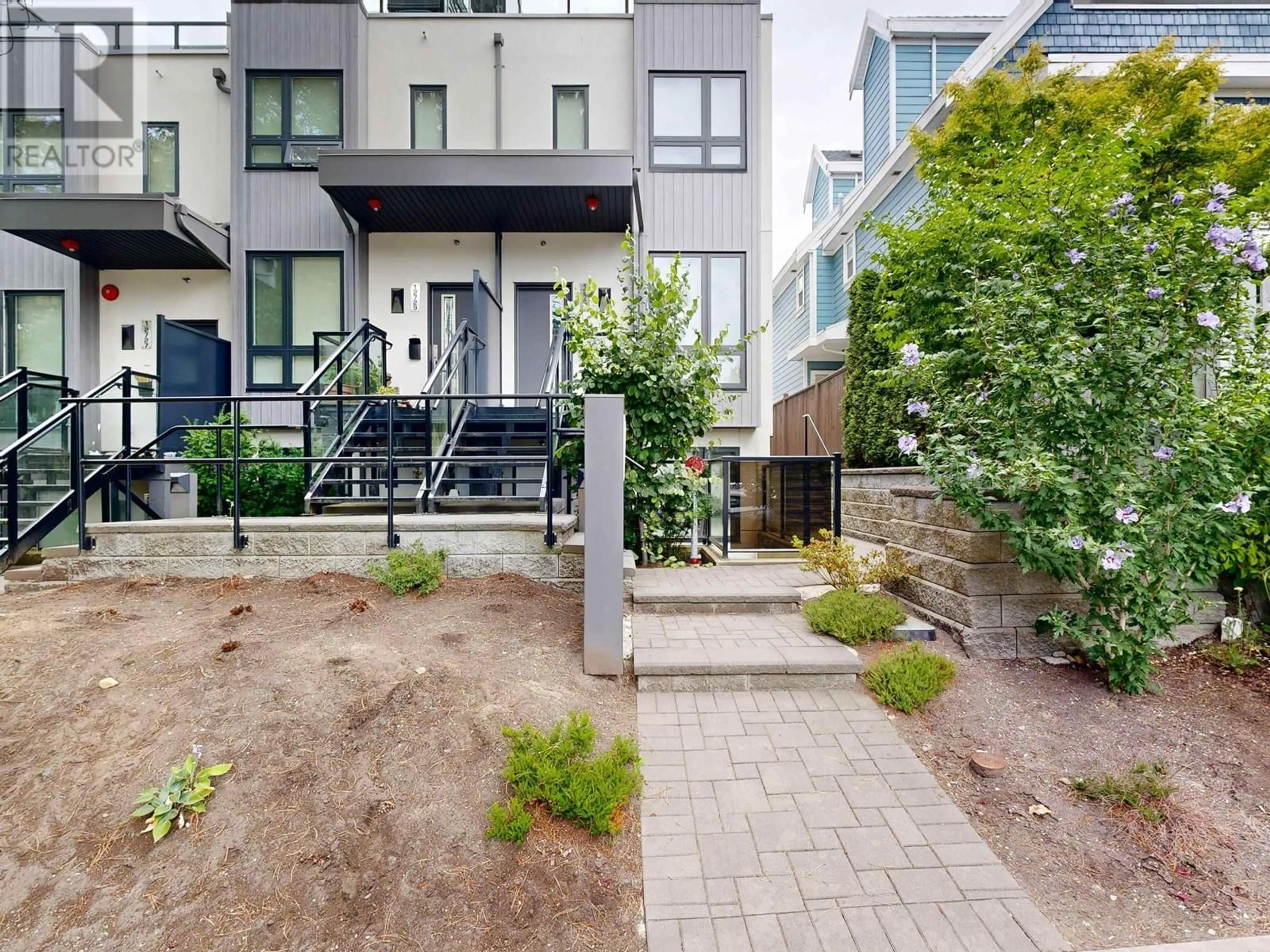 Patio, street for 2731 DUKE STREET, Vancouver British Columbia V5R4S8