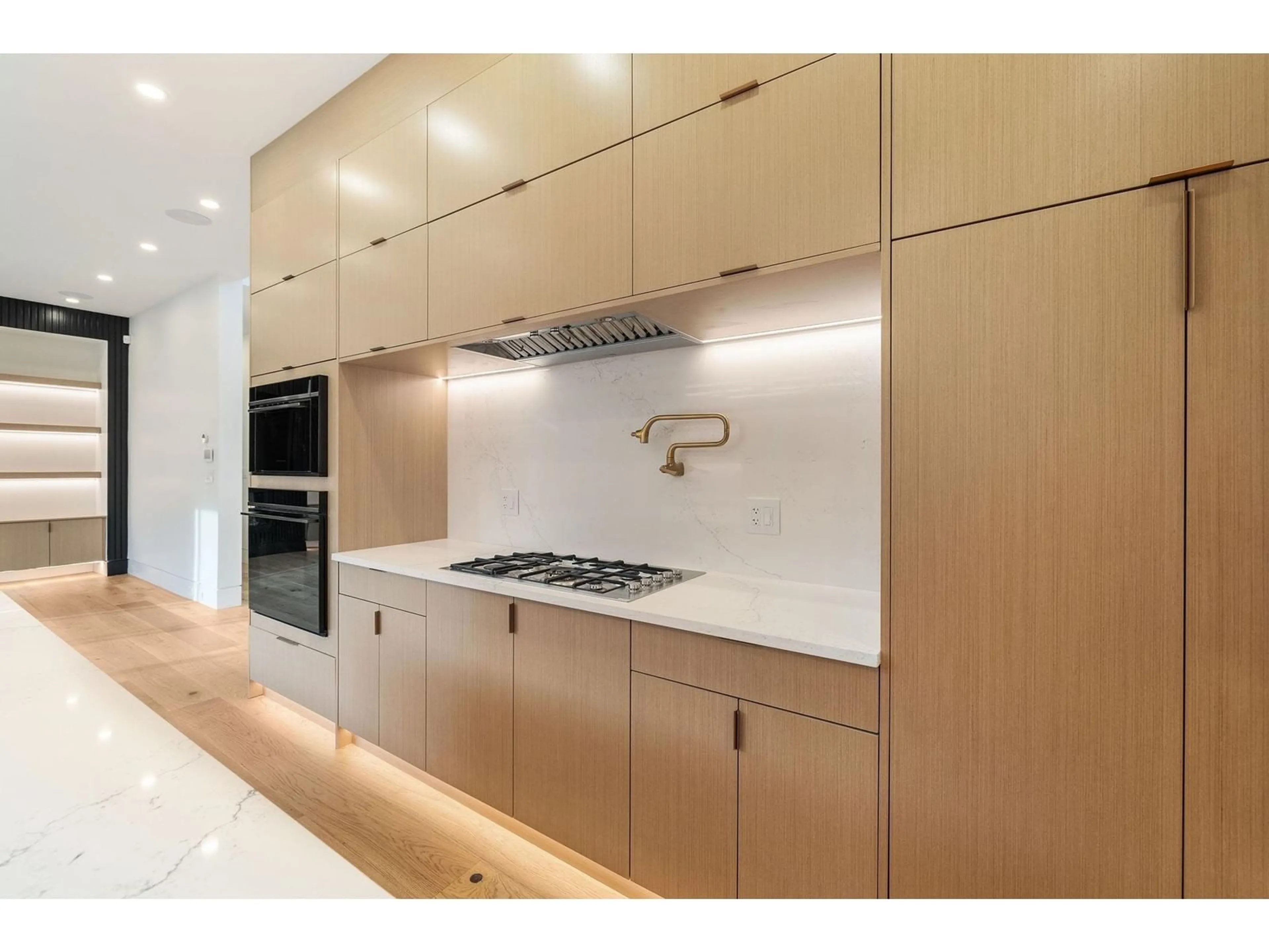 Contemporary kitchen, wood/laminate floor for 8689 TUNIS, Surrey British Columbia V3S4Y6