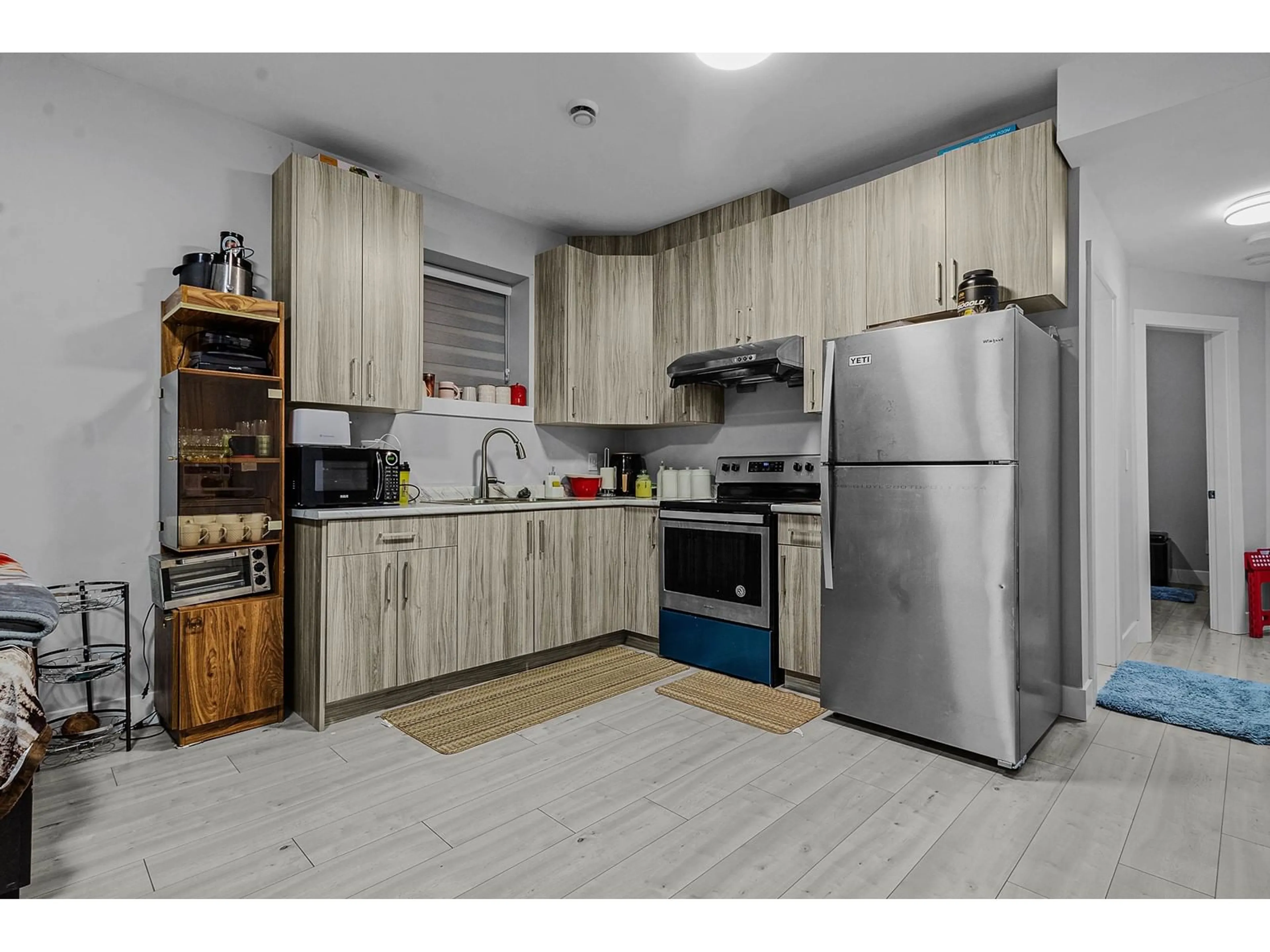 Standard kitchen, wood/laminate floor for 2699 PLATFORM CRESCENT, Abbotsford British Columbia V4X0B8