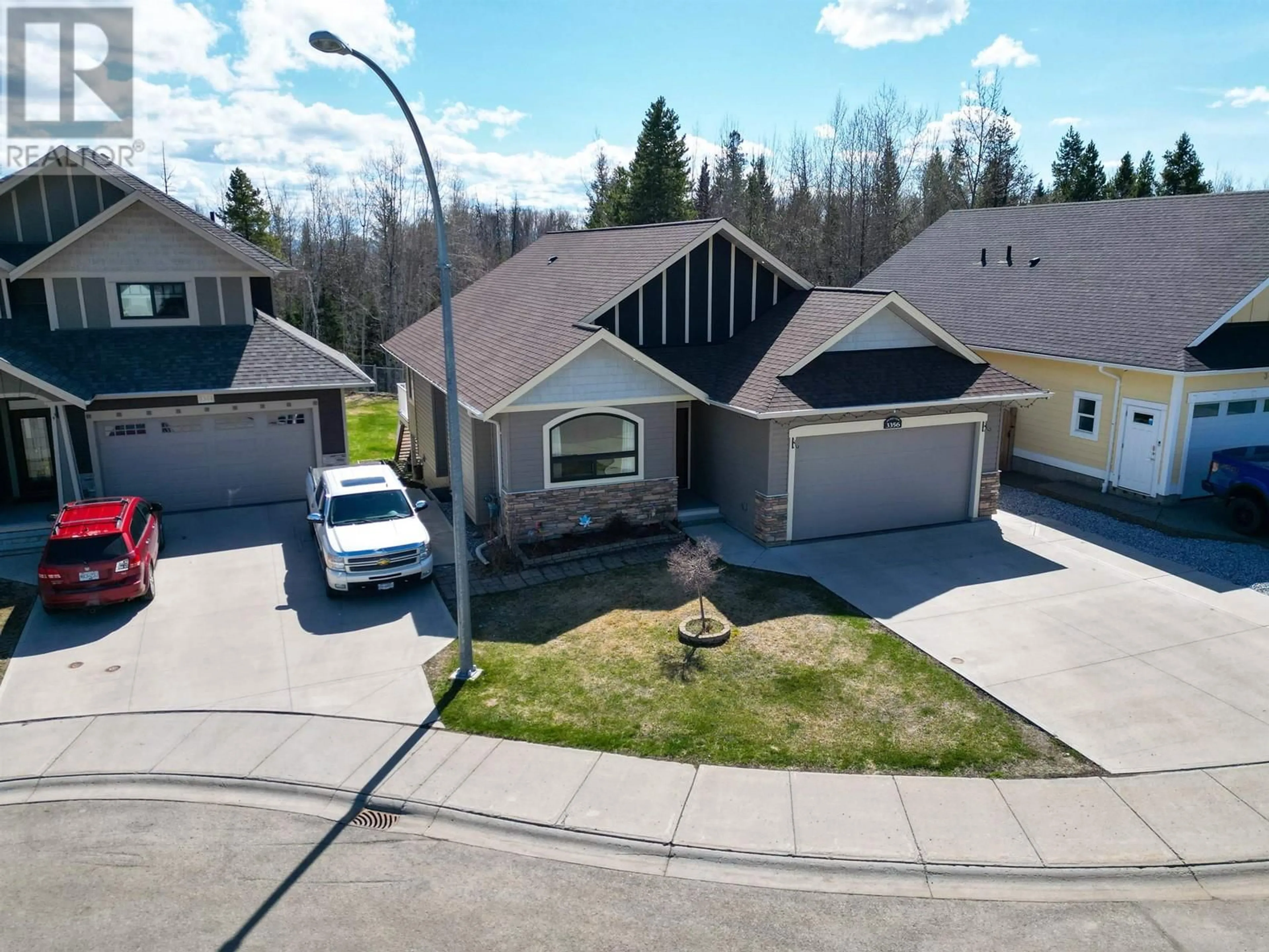 A pic from outside/outdoor area/front of a property/back of a property/a pic from drone, street for 3356 PARKVIEW CRESCENT, Prince George British Columbia V2N0E7