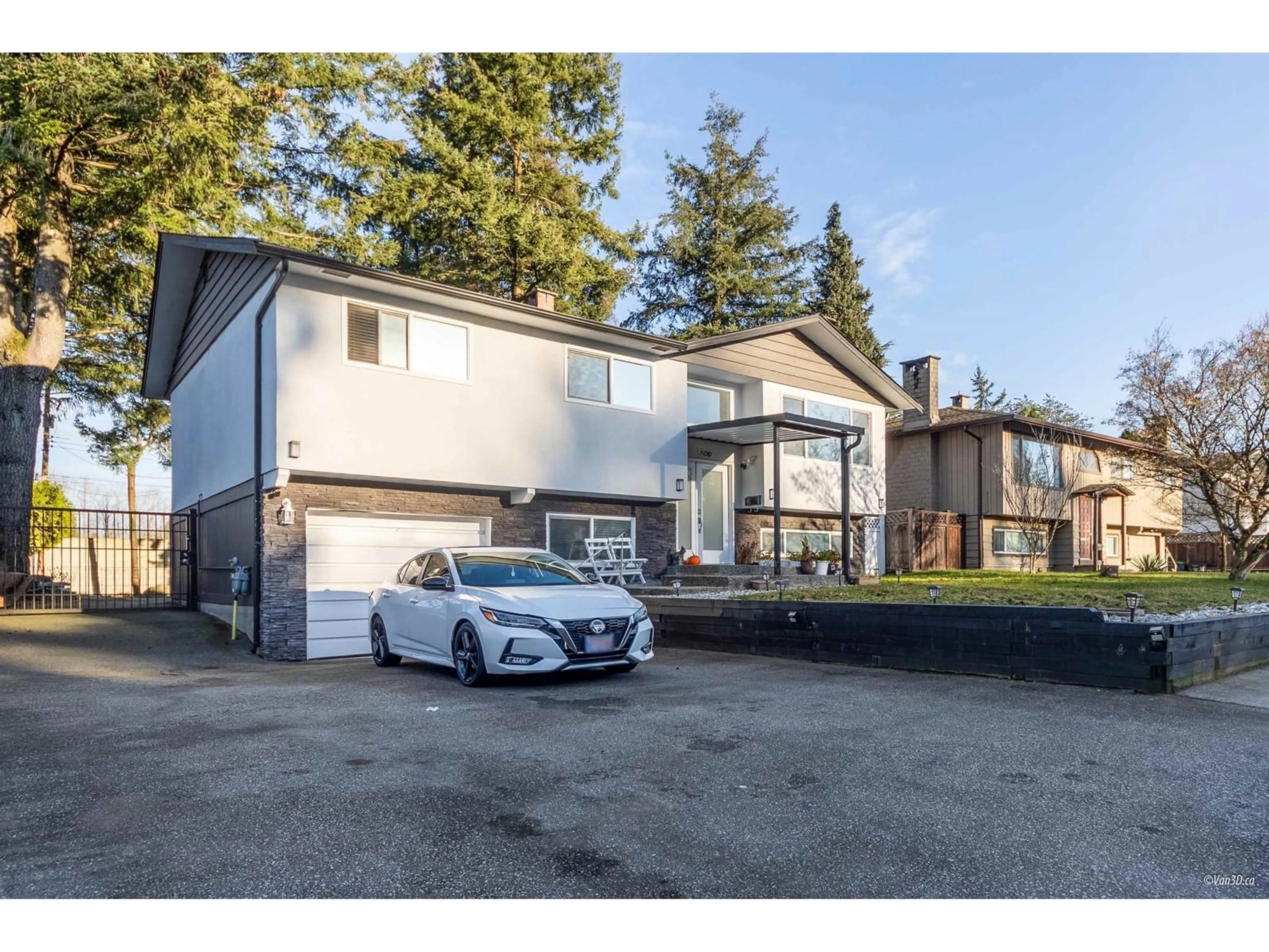 A pic from outside/outdoor area/front of a property/back of a property/a pic from drone, street for 15081 ROBIN CRESCENT, Surrey British Columbia V3R4X9