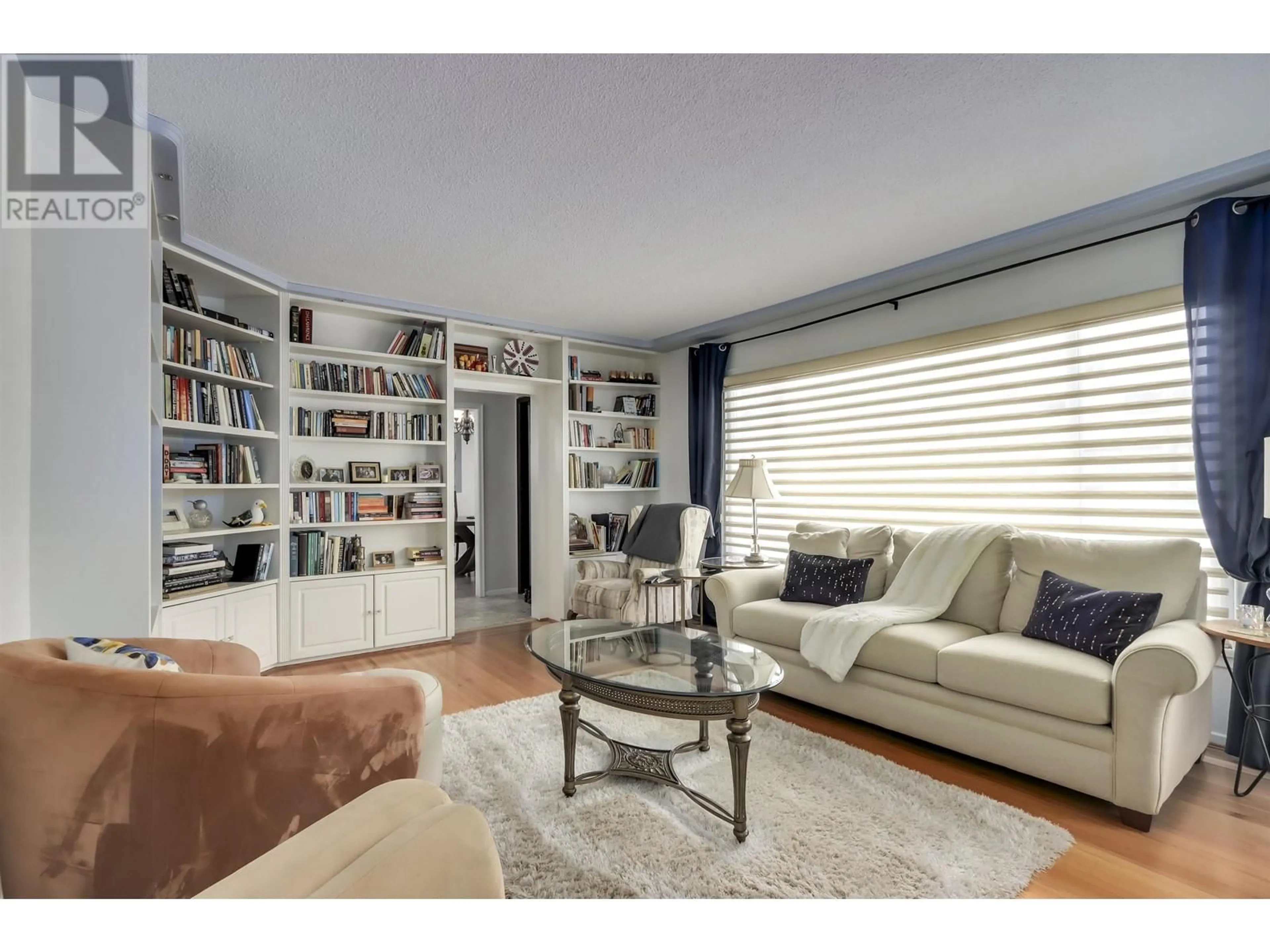 Living room with furniture, wood/laminate floor for 840 CHESTNUT STREET, New Westminster British Columbia V3L4N2