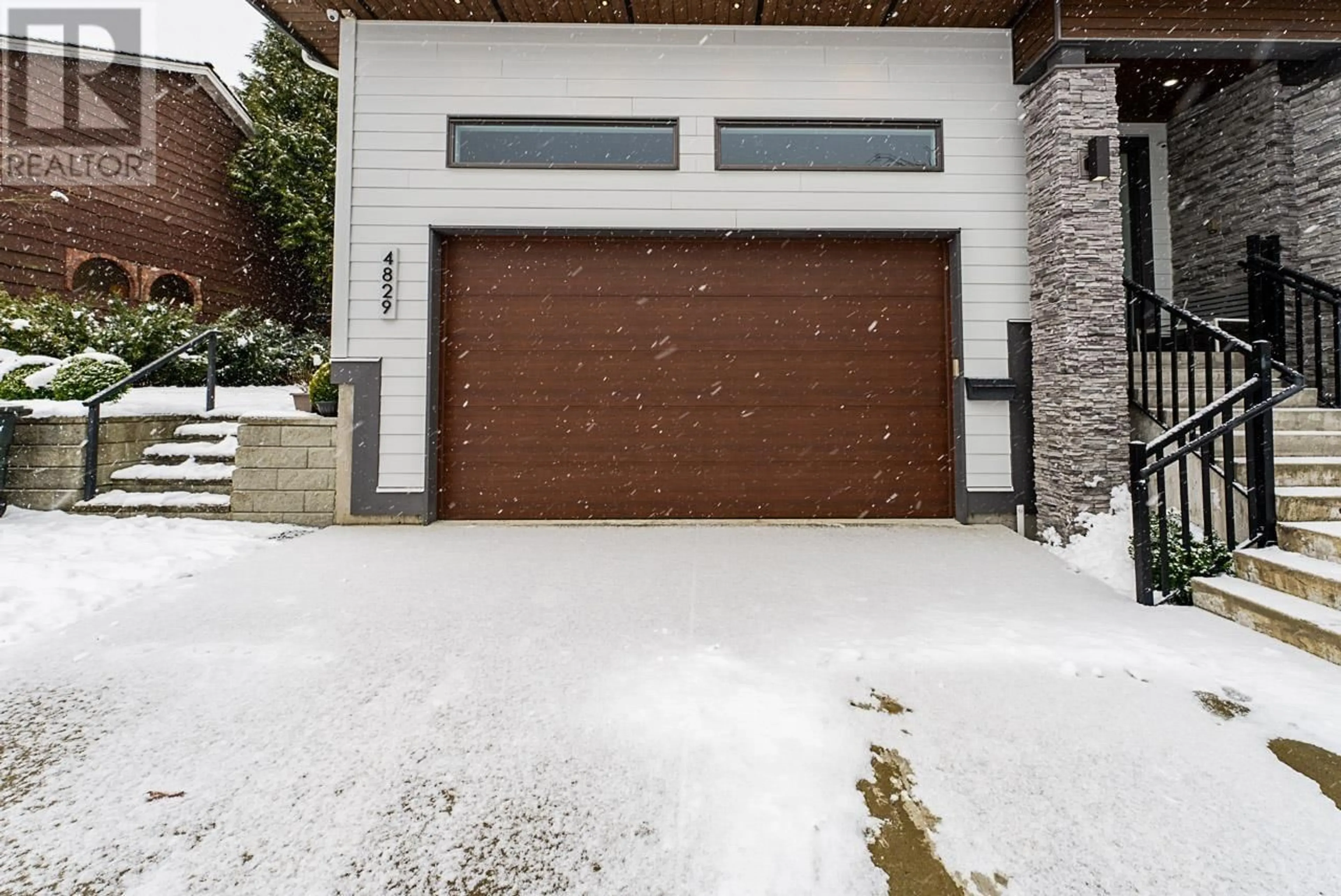 Indoor garage for 4829 WOODGLEN COURT, Burnaby British Columbia V5G2X8