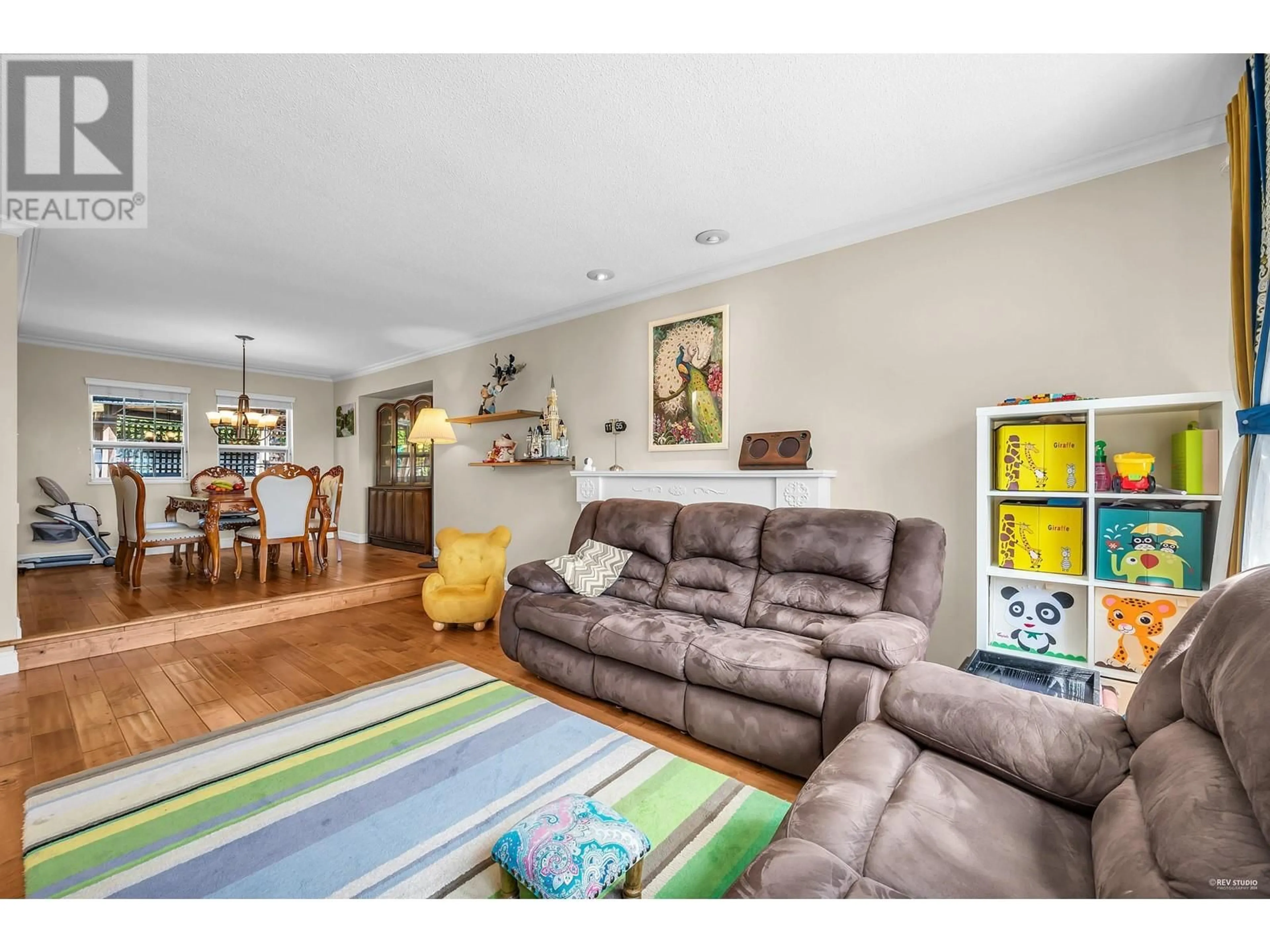 Living room with furniture, wood/laminate floor for 470 ALOUETTE DRIVE, Coquitlam British Columbia V3C4Y8