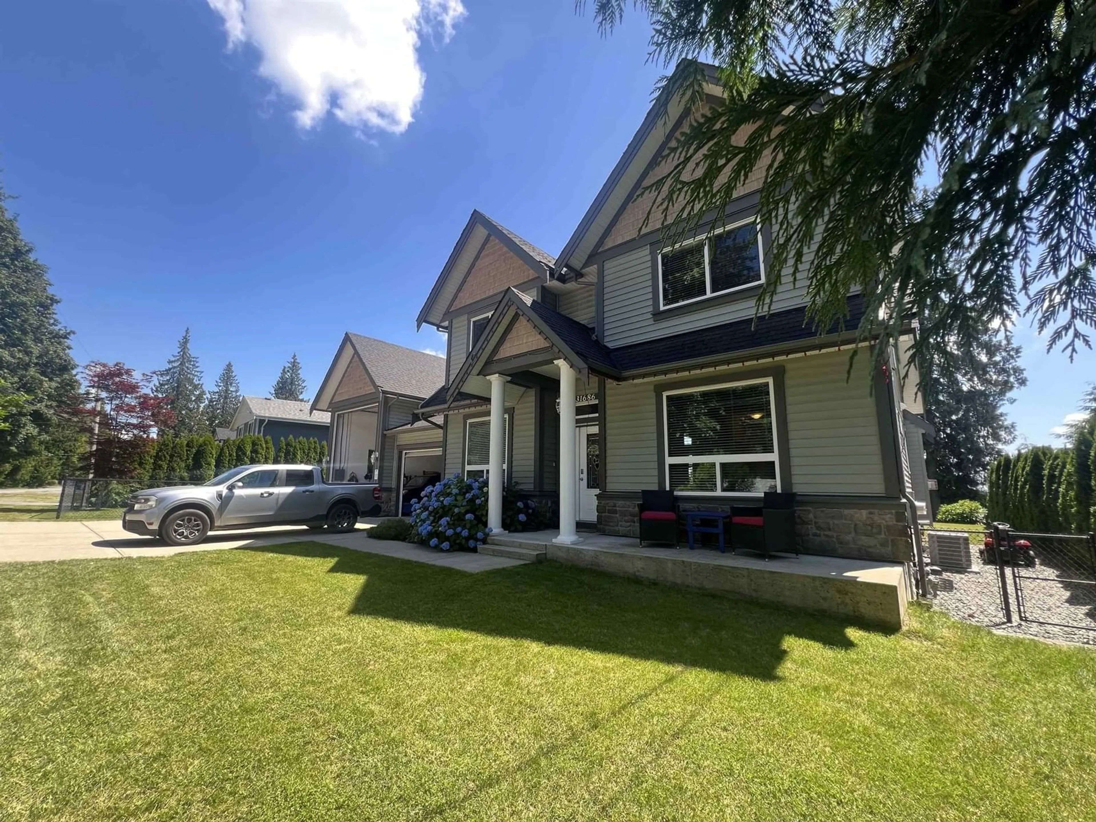 Home with vinyl exterior material, street for 31686 BENCH AVENUE, Mission British Columbia V4S1E6