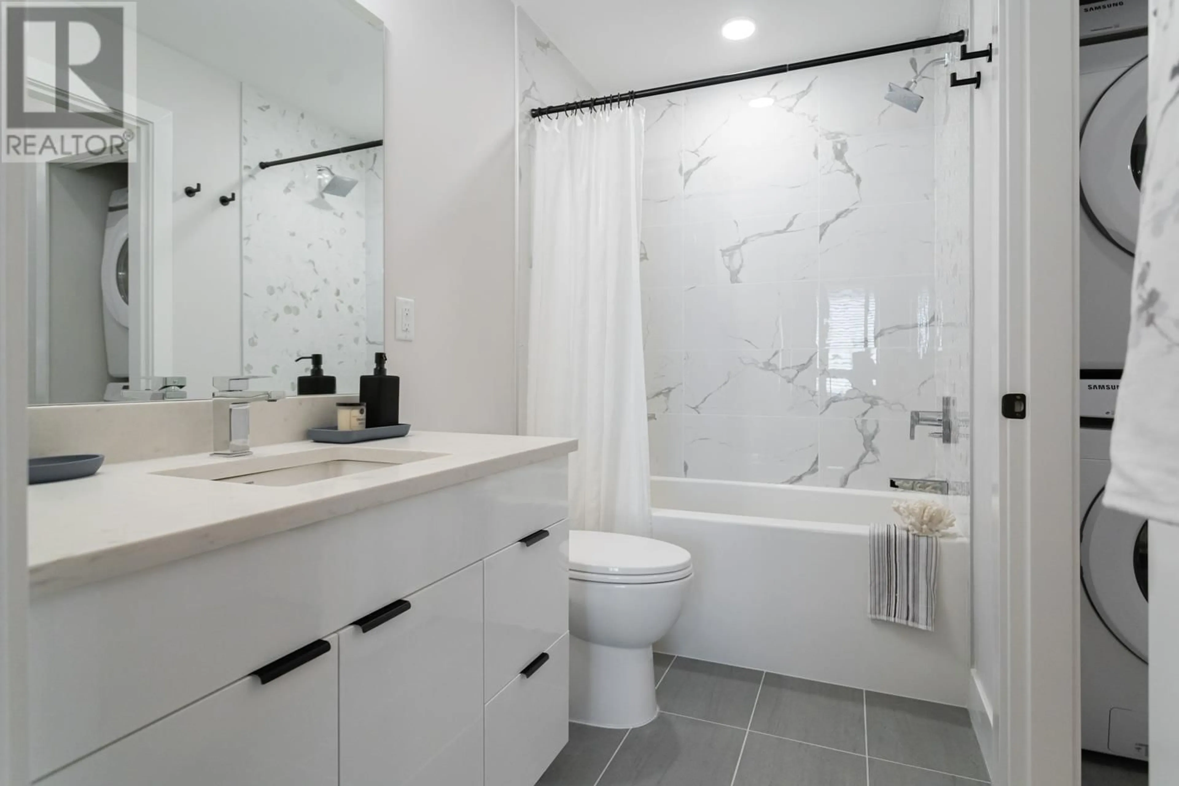 Contemporary bathroom, ceramic/tile floor for 325 11655 FRASER STREET, Maple Ridge British Columbia V2X2E5