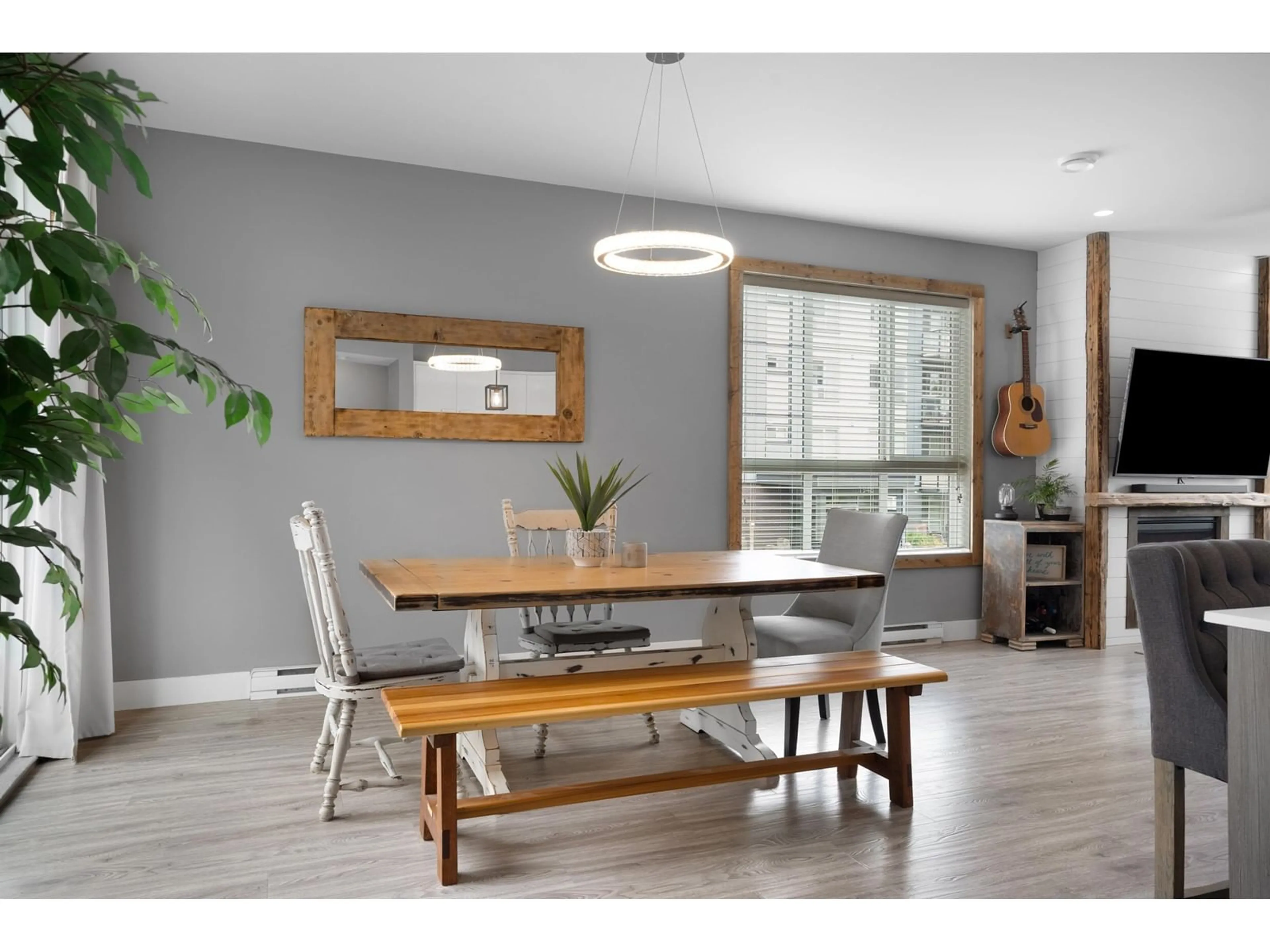 Dining room, wood/laminate floor for 9 1968 NORTH PARALLEL ROAD, Abbotsford British Columbia V3G2C6