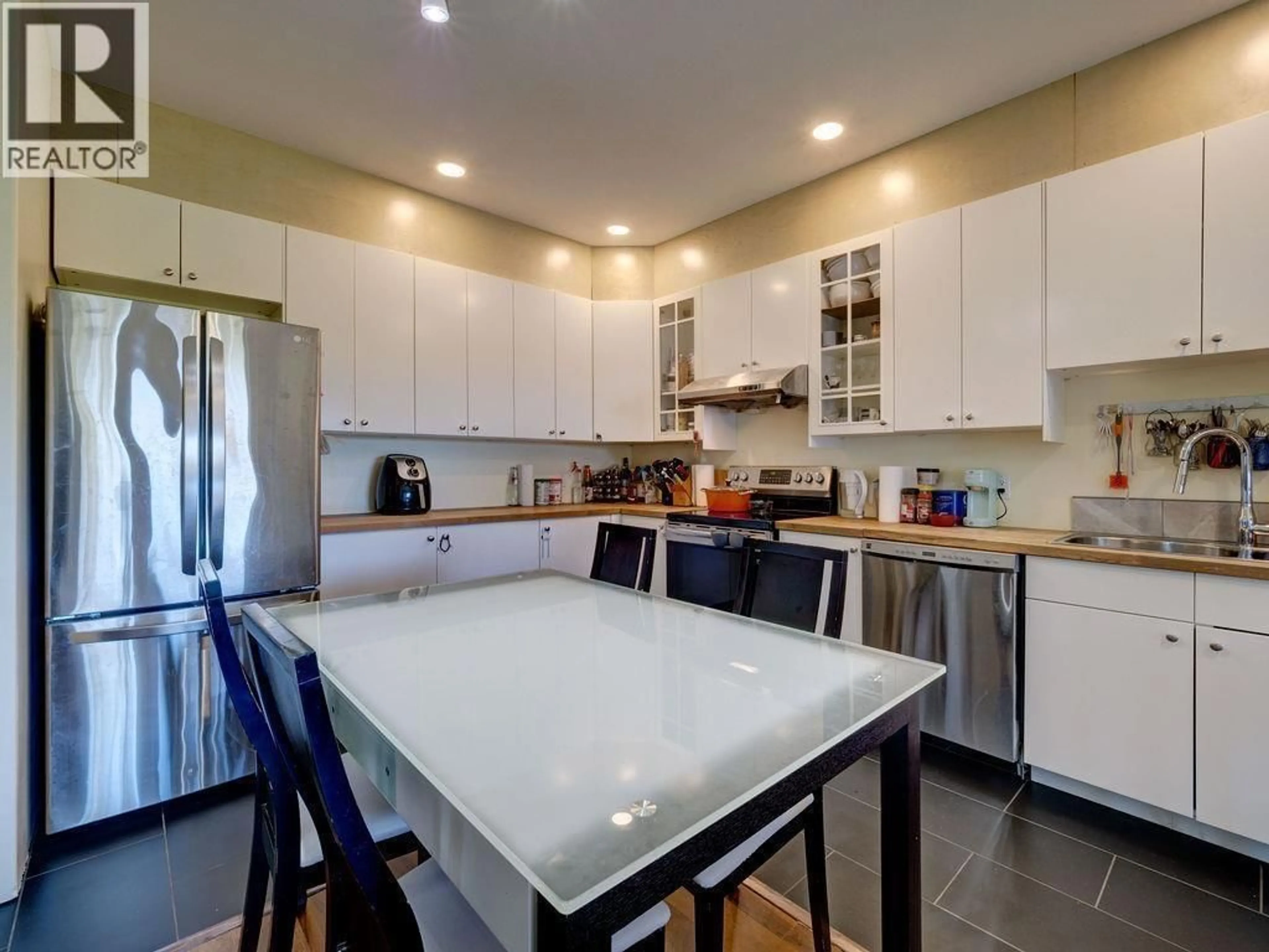 Open concept kitchen, ceramic/tile floor for 6 5778 MARINE WAY, Sechelt British Columbia V7Z0L8