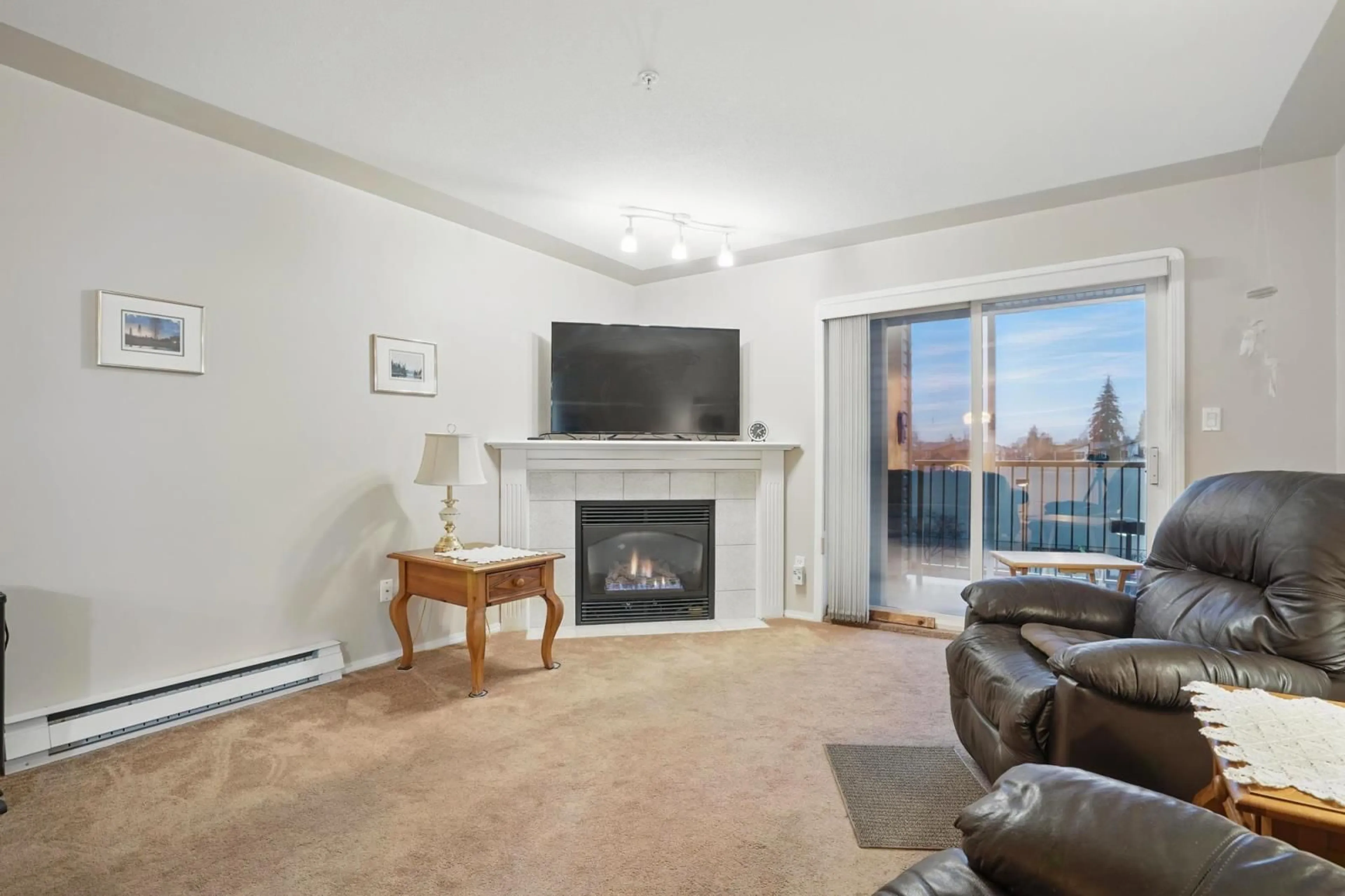 Living room with furniture, unknown for 303 46693 YALE ROAD|Chilliwack Proper Ea, Chilliwack British Columbia V2P7Z4