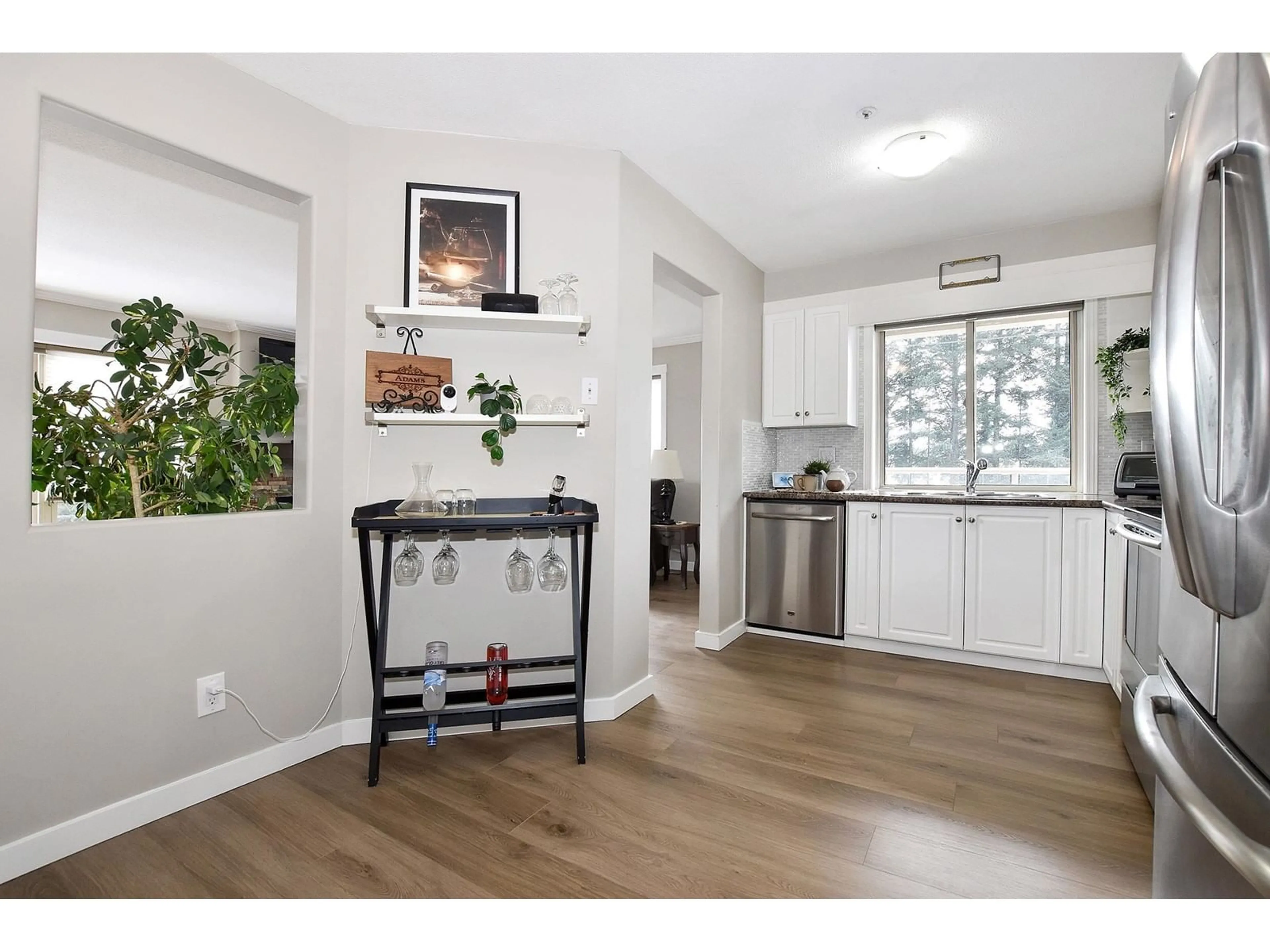 Open concept kitchen, wood/laminate floor for 403 - 33731 MARSHALL, Abbotsford British Columbia V2S1L5