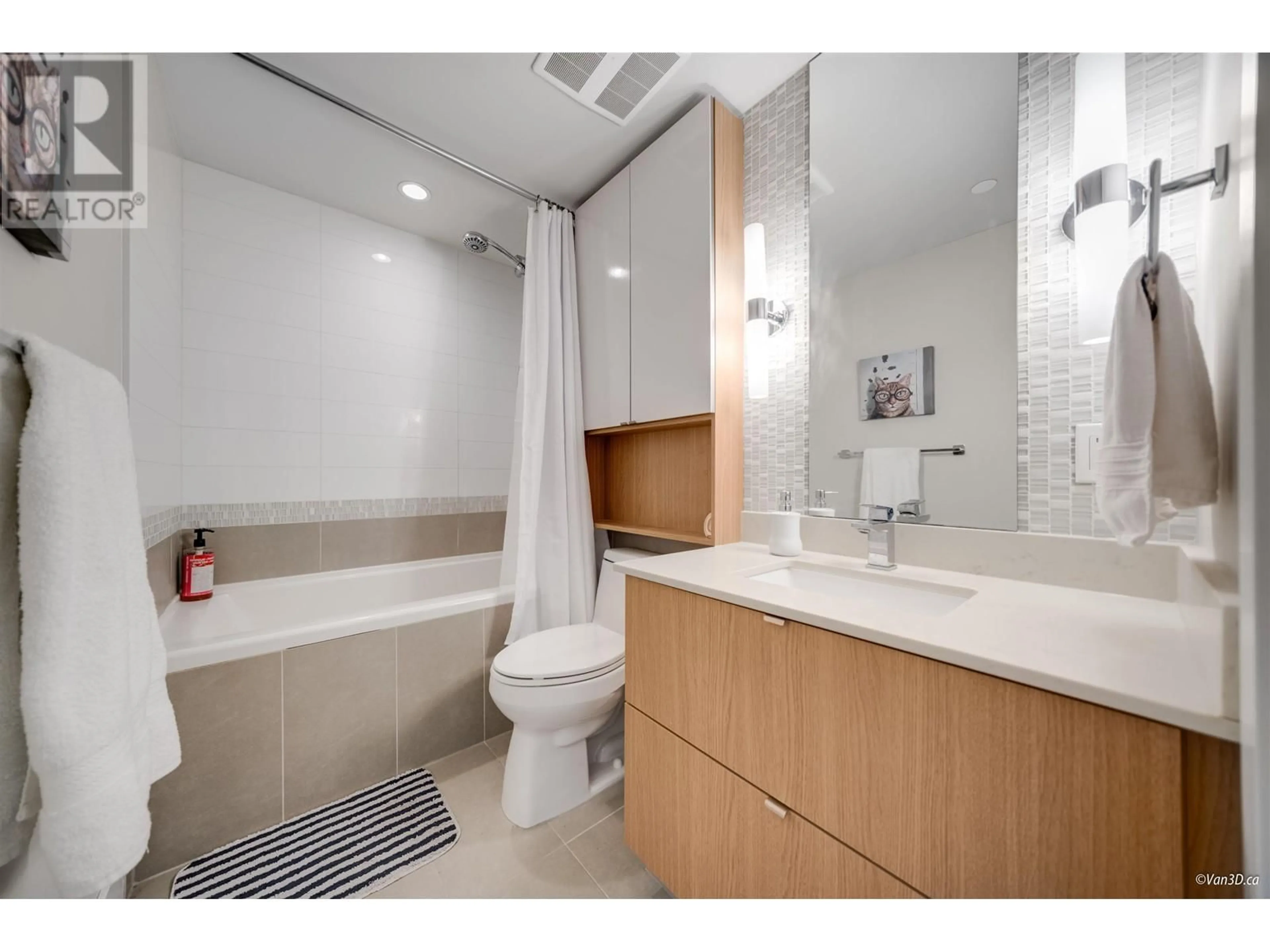 Standard bathroom, ceramic/tile floor for 725 159 W 2ND AVENUE, Vancouver British Columbia V5Y0L8