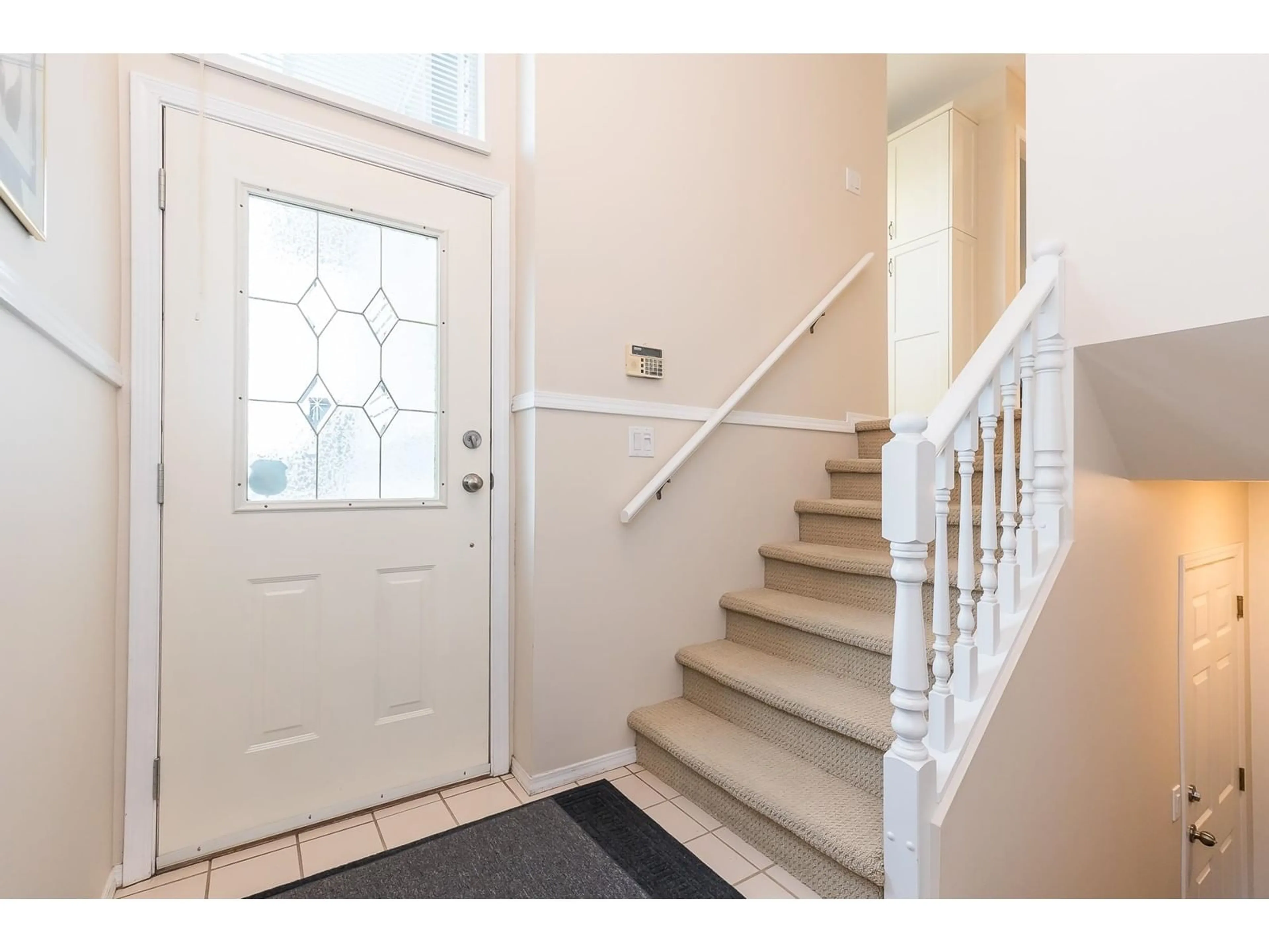 Indoor entryway for 2 2023 WINFIELD DRIVE, Abbotsford British Columbia V3G1K5