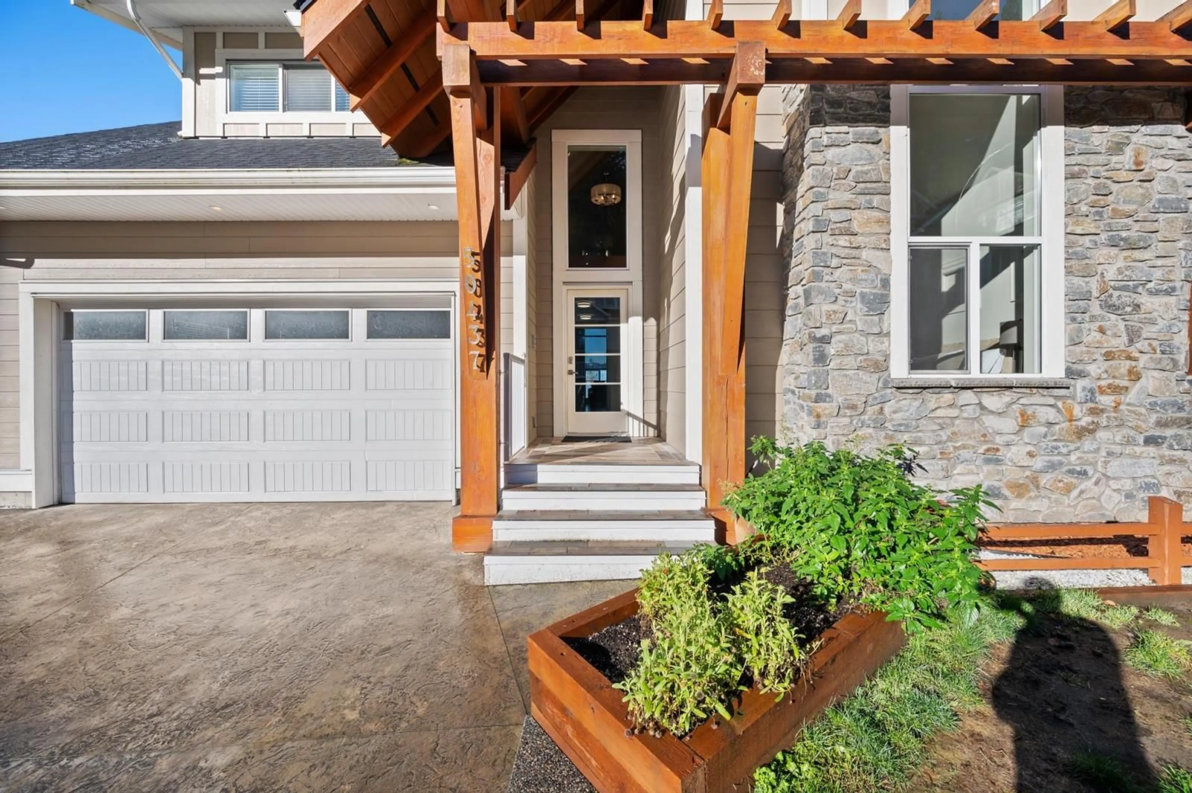 Indoor entryway for 50437 KINGSTON DRIVE|Eastern Hillsides, Chilliwack British Columbia V4Z0C2