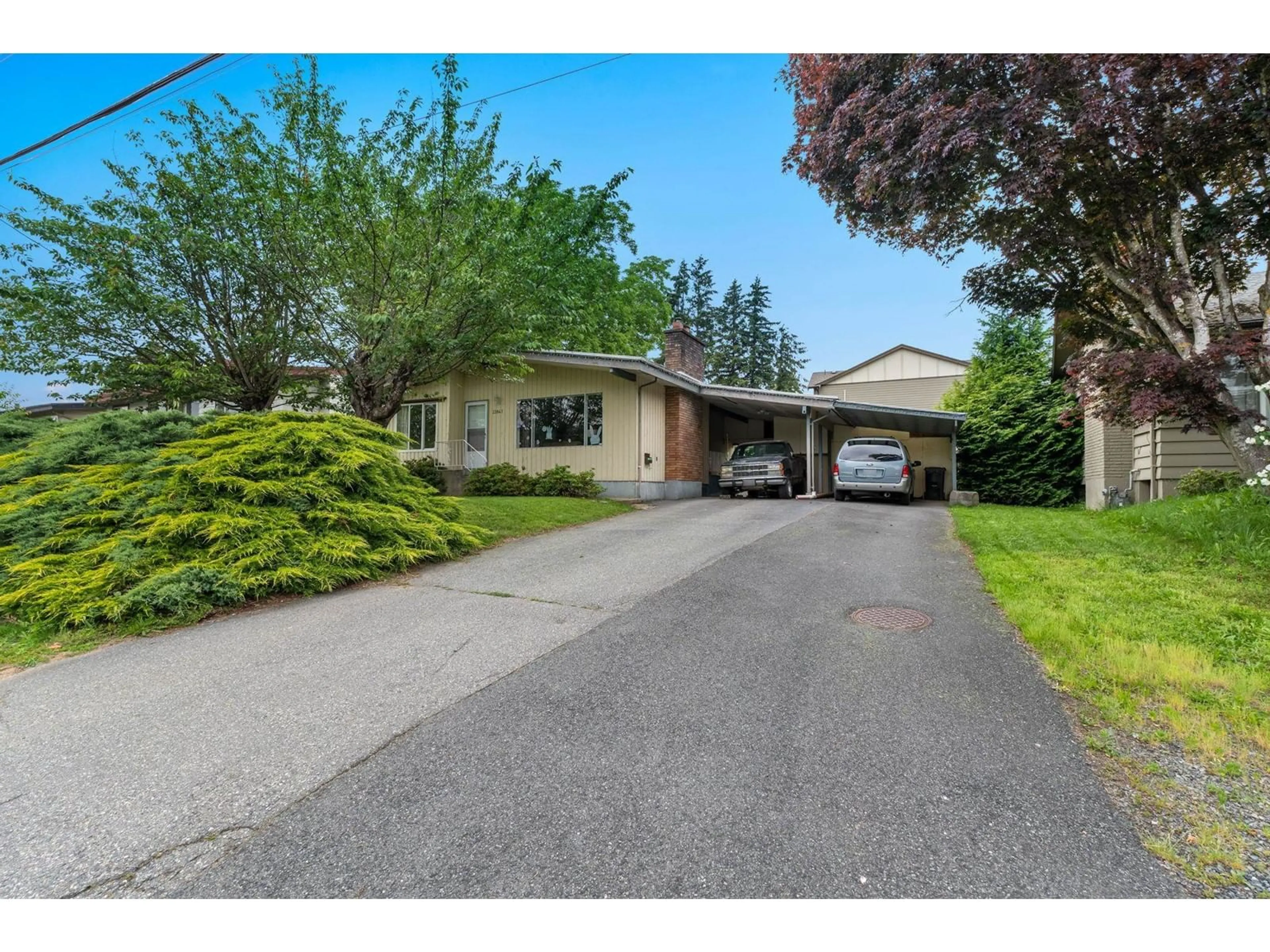 A pic from outside/outdoor area/front of a property/back of a property/a pic from drone, street for 33847 FERN STREET, Abbotsford British Columbia V2S1G4