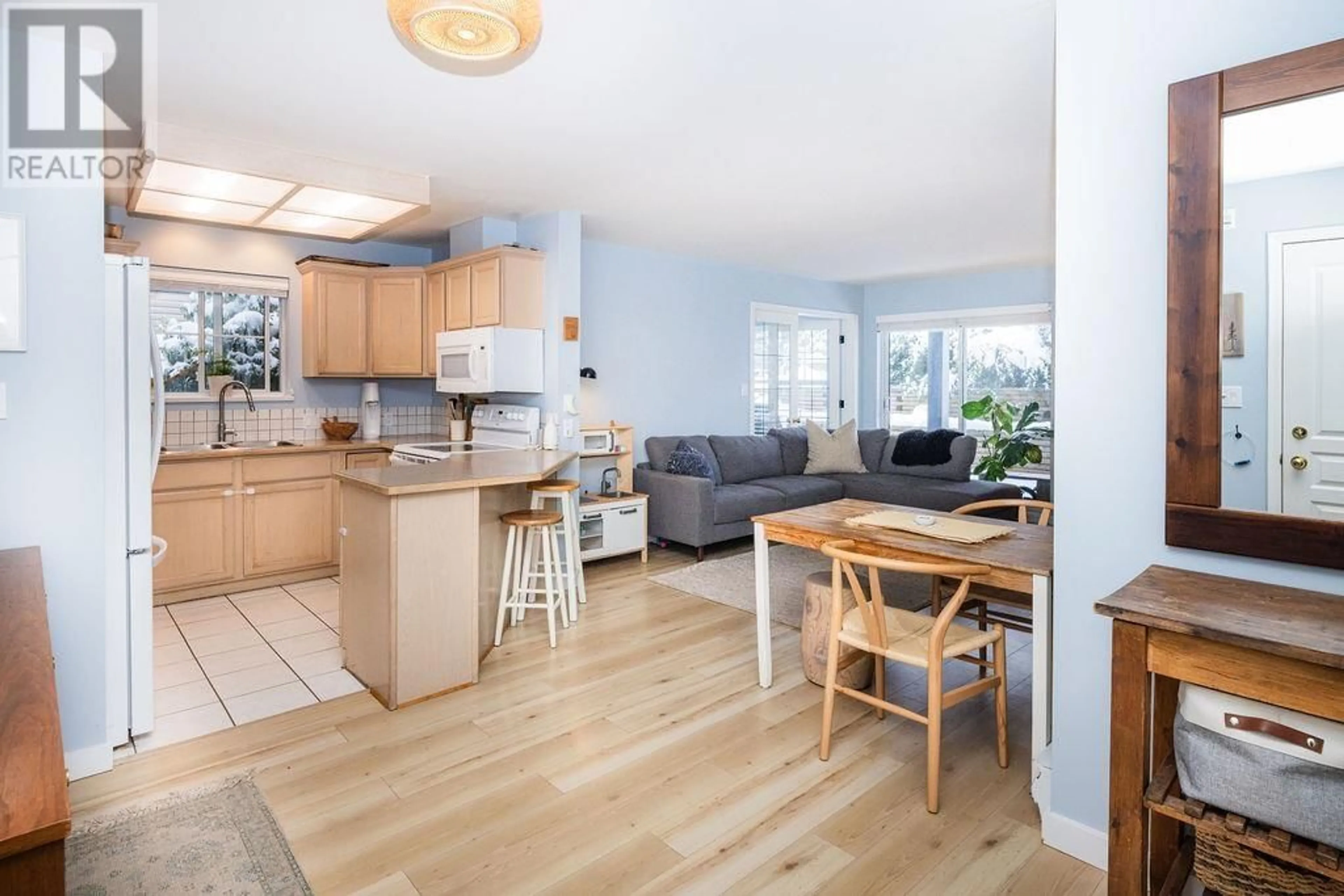 Open concept kitchen, wood/laminate floor for 1 689 PARK ROAD, Gibsons British Columbia V7Z0N7