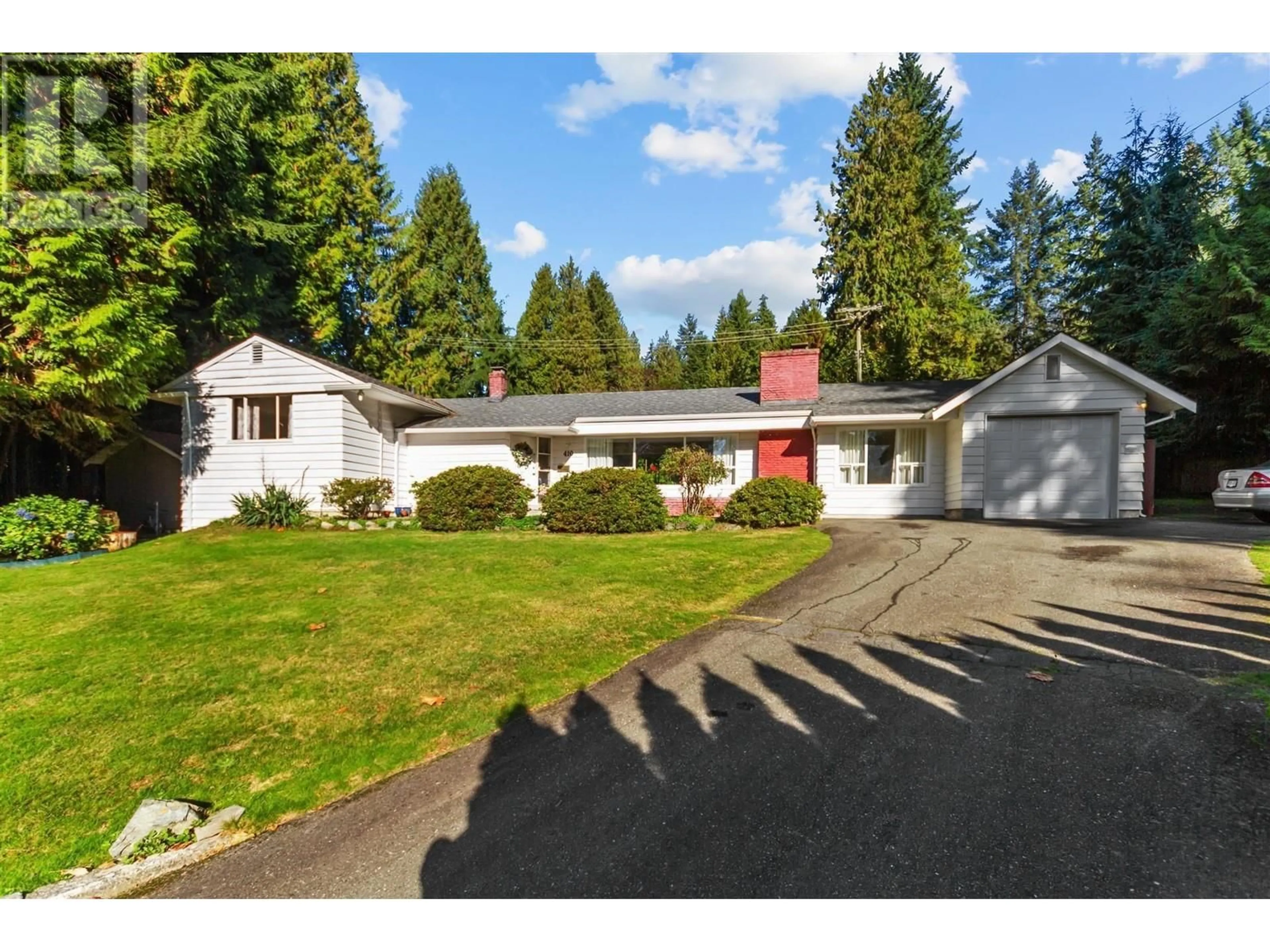 A pic from outside/outdoor area/front of a property/back of a property/a pic from drone, street for 410 HADDEN DRIVE, West Vancouver British Columbia V7S1E9