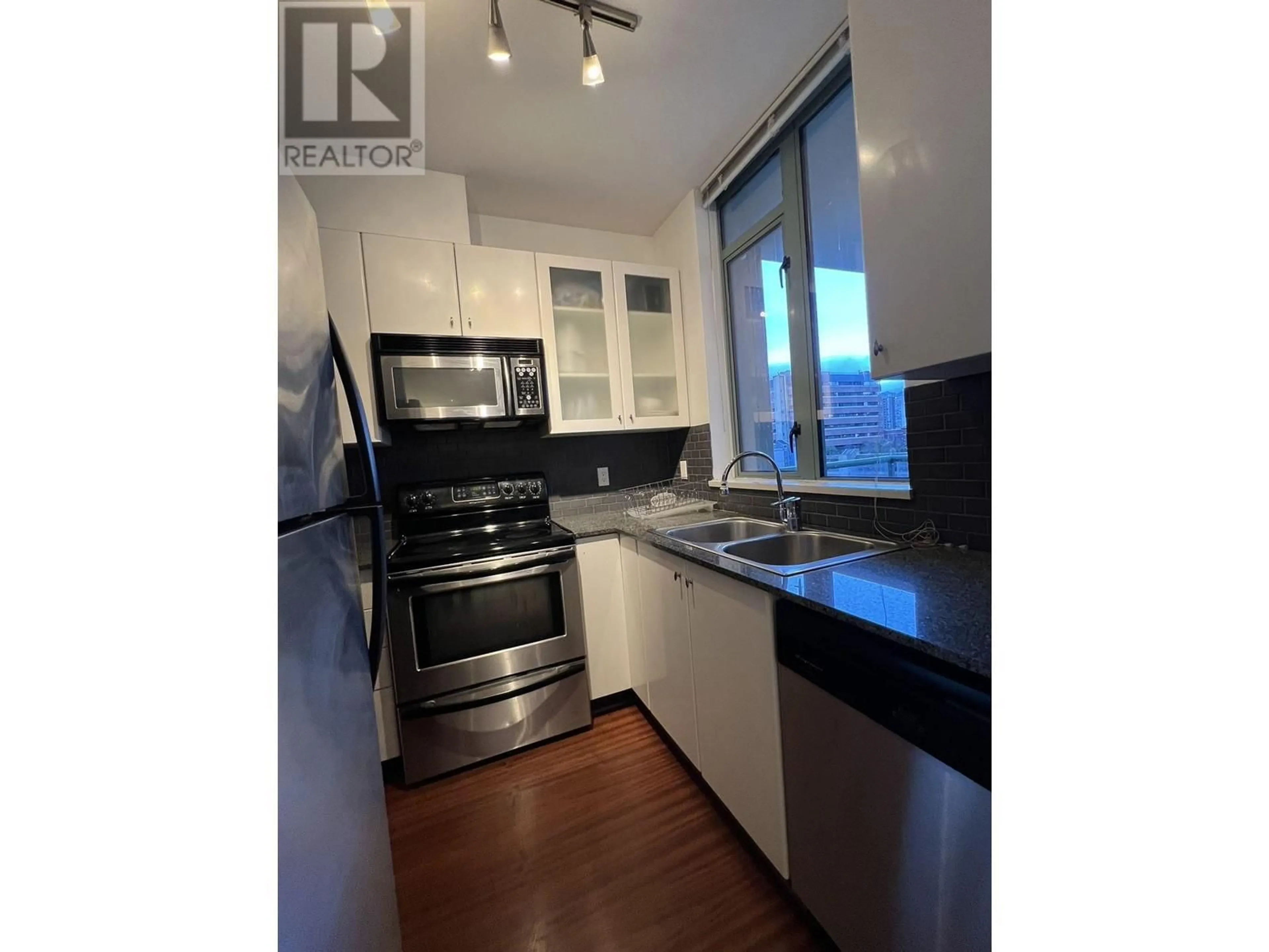 Standard kitchen, wood/laminate floor for 807 1238 BURRARD STREET, Vancouver British Columbia V6Z3E1