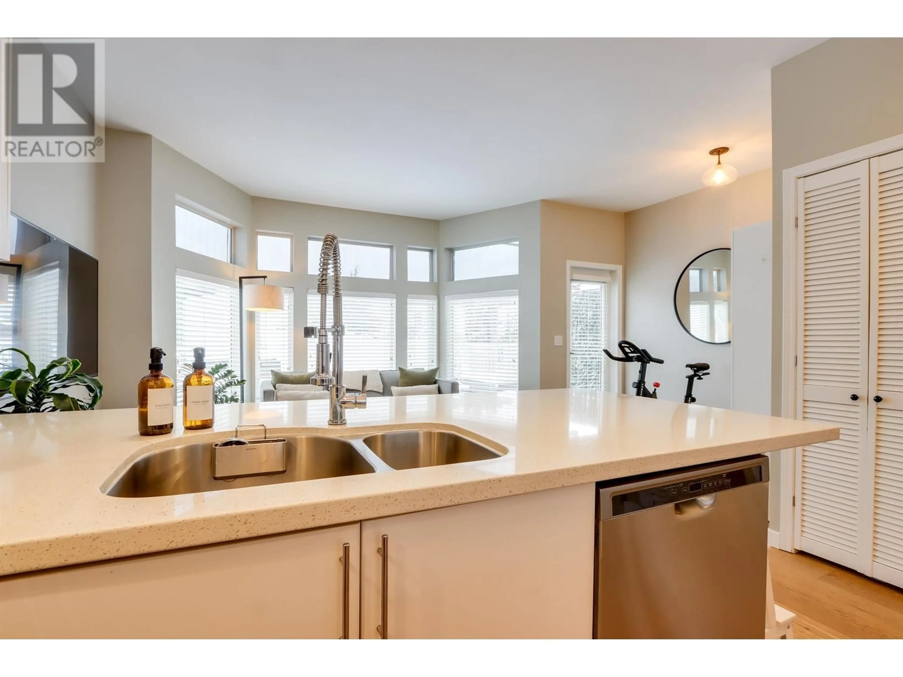 Open concept kitchen, ceramic/tile floor for 5 233 E 6 STREET, North Vancouver British Columbia V7L1P4