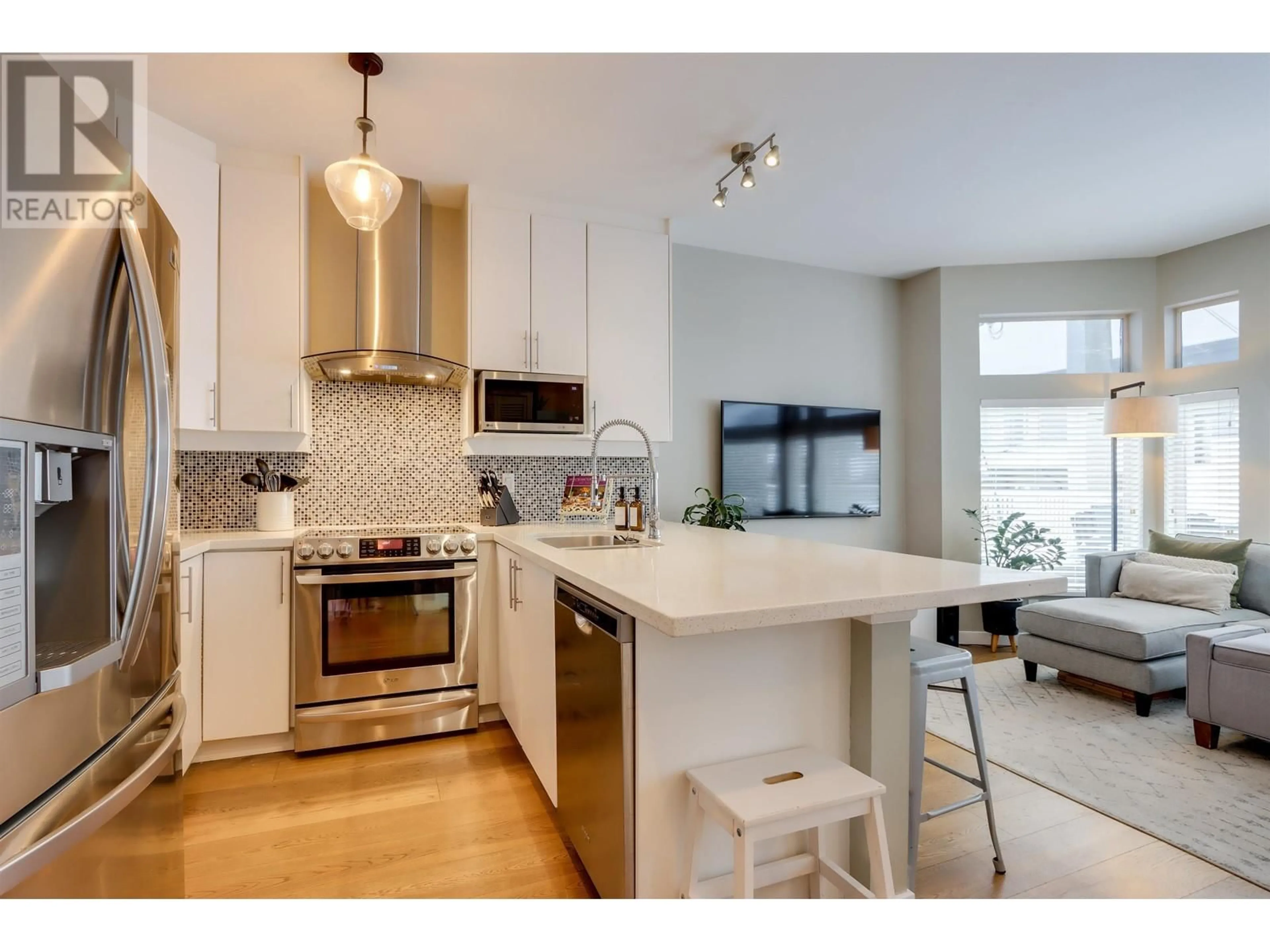 Open concept kitchen, unknown for 5 233 E 6 STREET, North Vancouver British Columbia V7L1P4