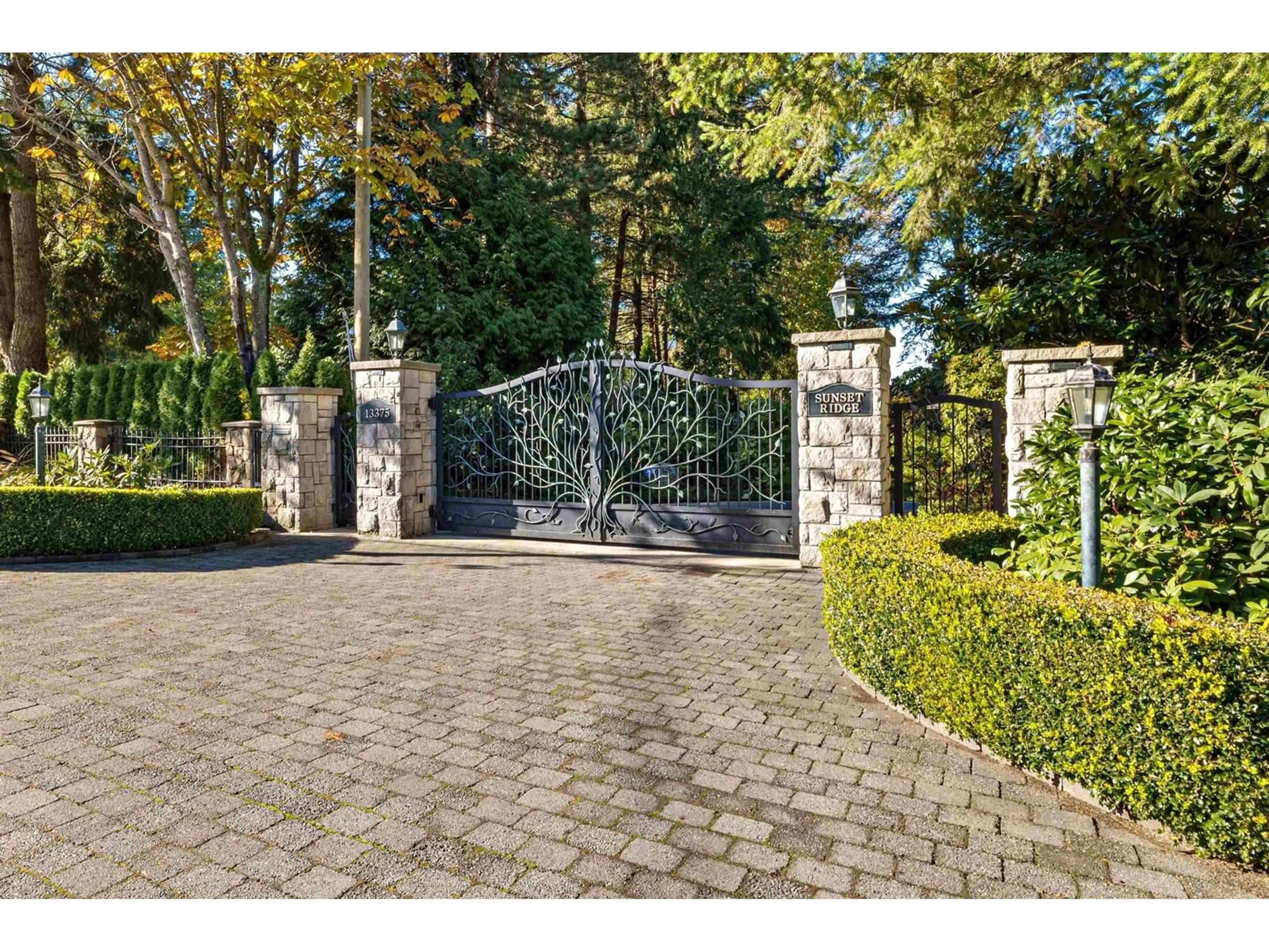 Indoor entryway for 13375 CRESCENT, Surrey British Columbia V4P1J5