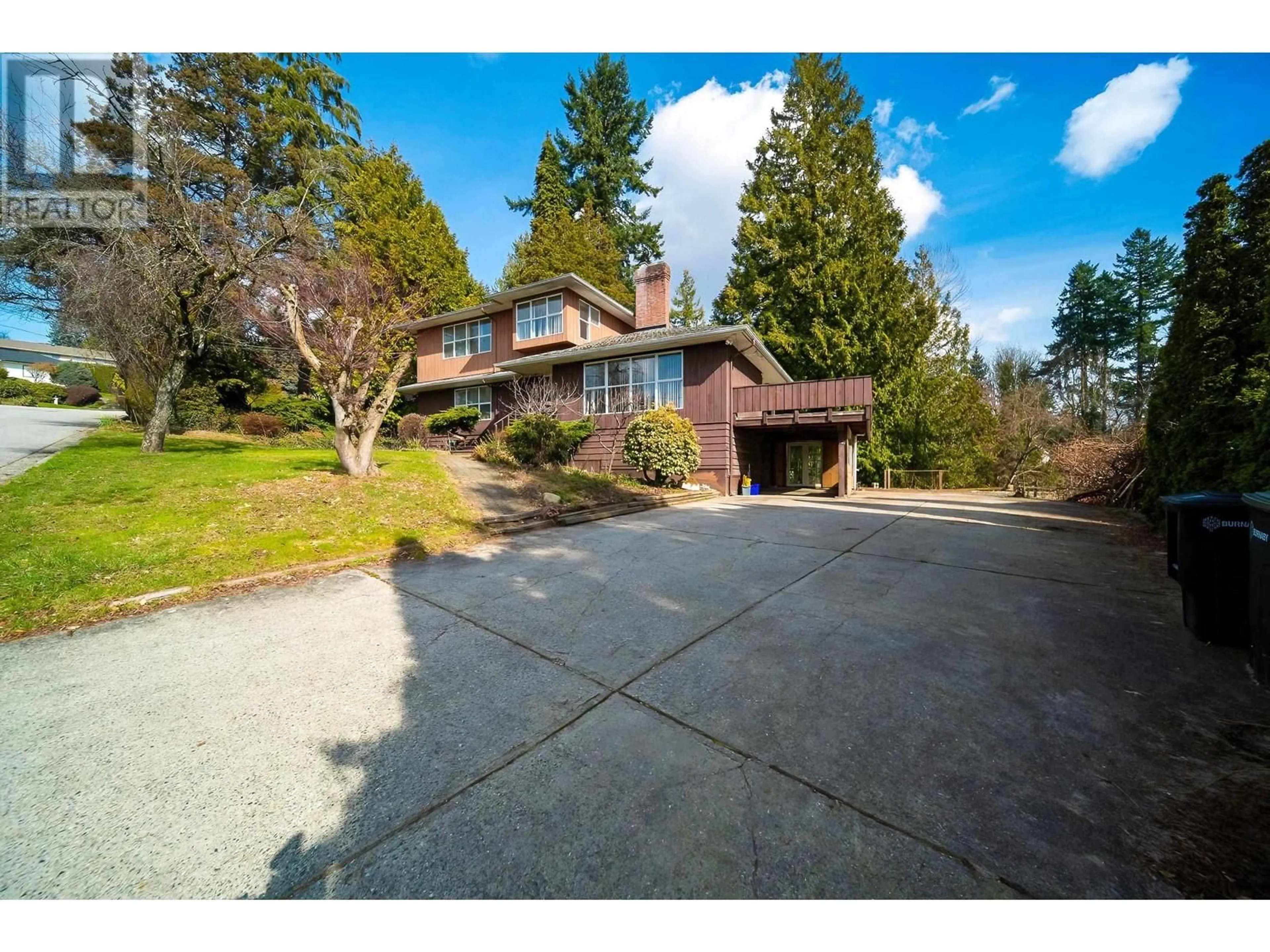 A pic from outside/outdoor area/front of a property/back of a property/a pic from drone, unknown for 8076 GRAY AVENUE, Burnaby British Columbia V5J4A1