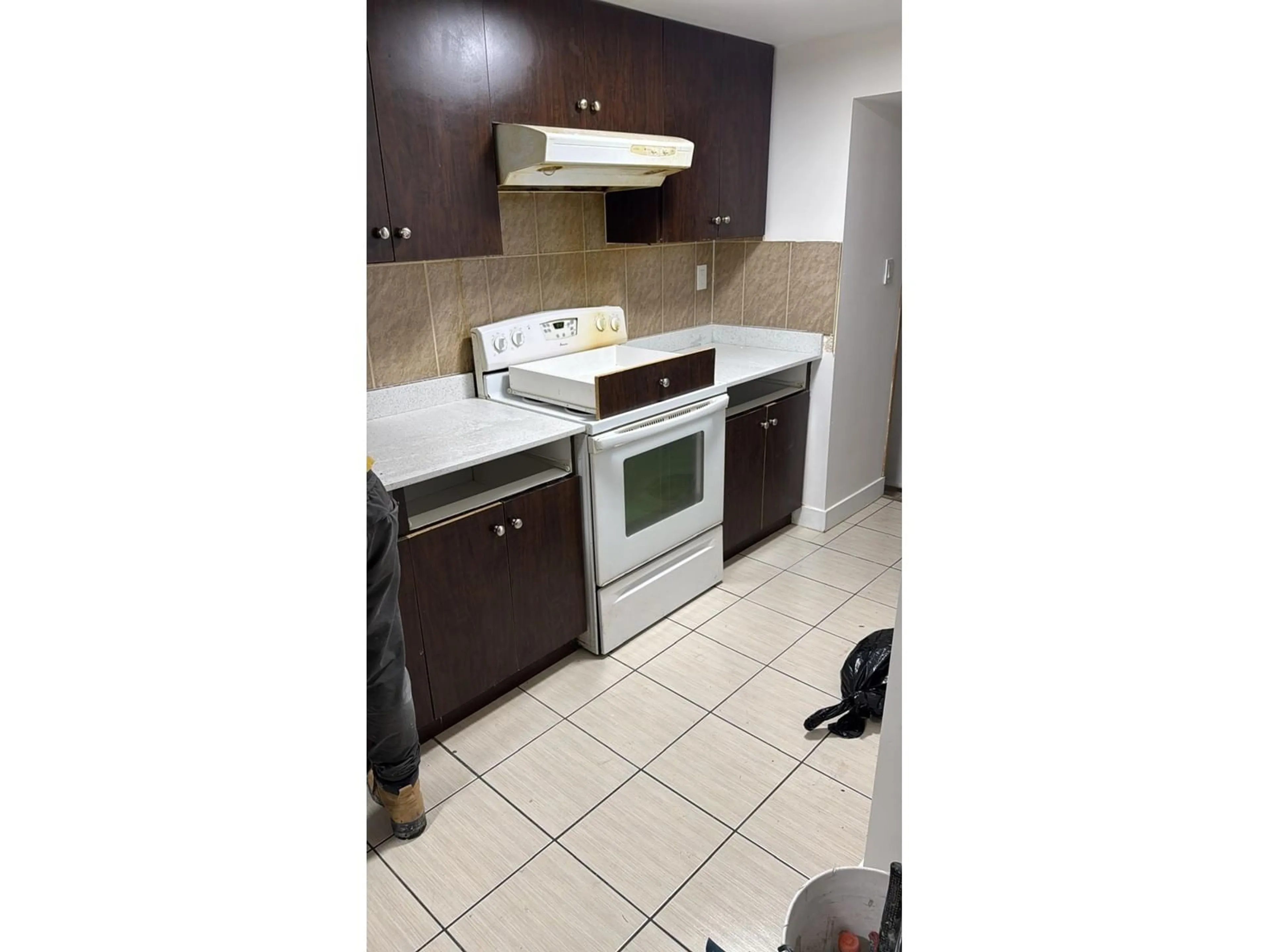 Standard kitchen, ceramic/tile floor for 901 - 10777 UNIVERSITY, Surrey British Columbia V3T0E6