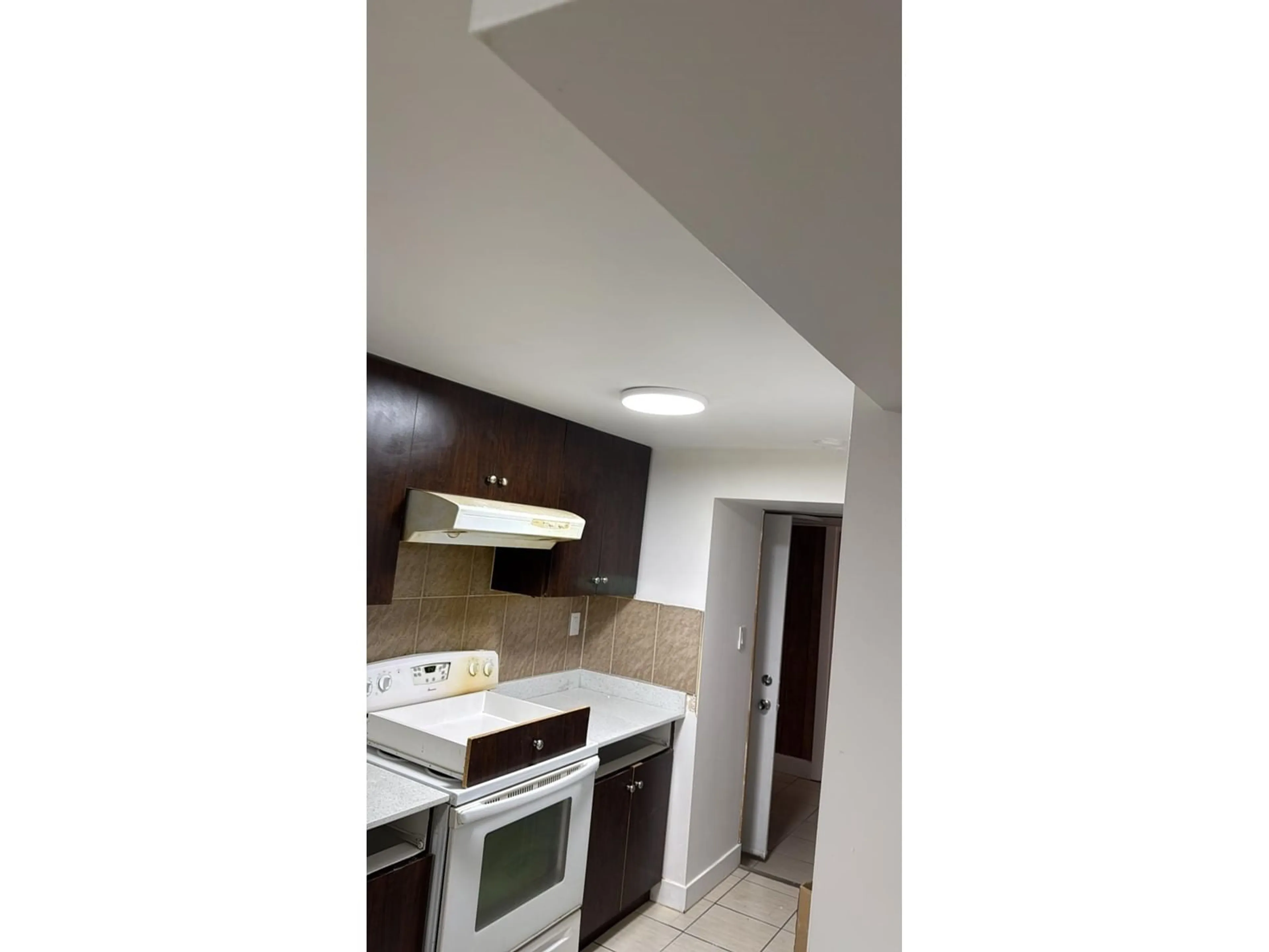 Standard kitchen, unknown for 901 - 10777 UNIVERSITY, Surrey British Columbia V3T0E6