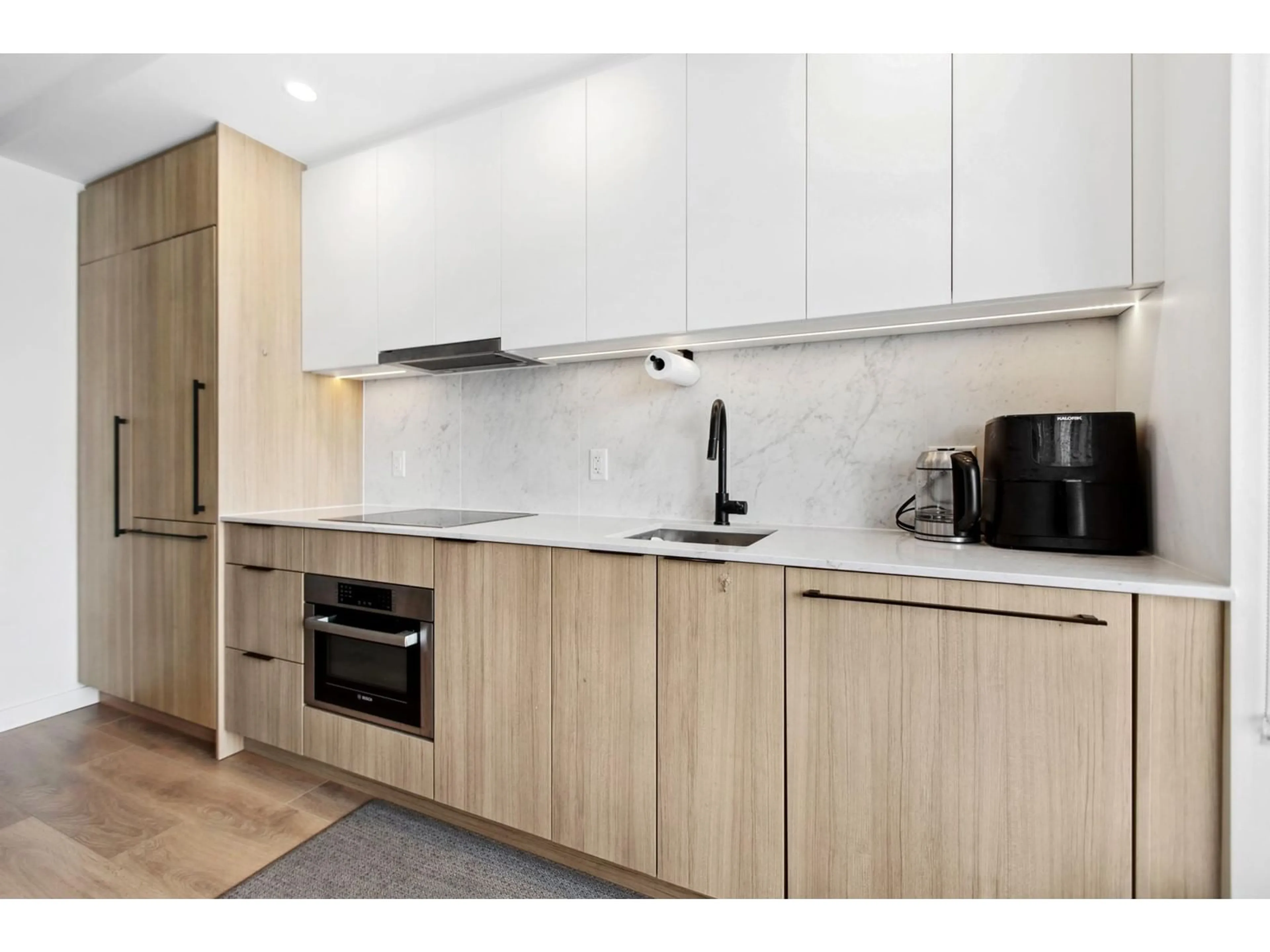 Standard kitchen, wood/laminate floor for 2009 - 13685 102, Surrey British Columbia V3T0S2