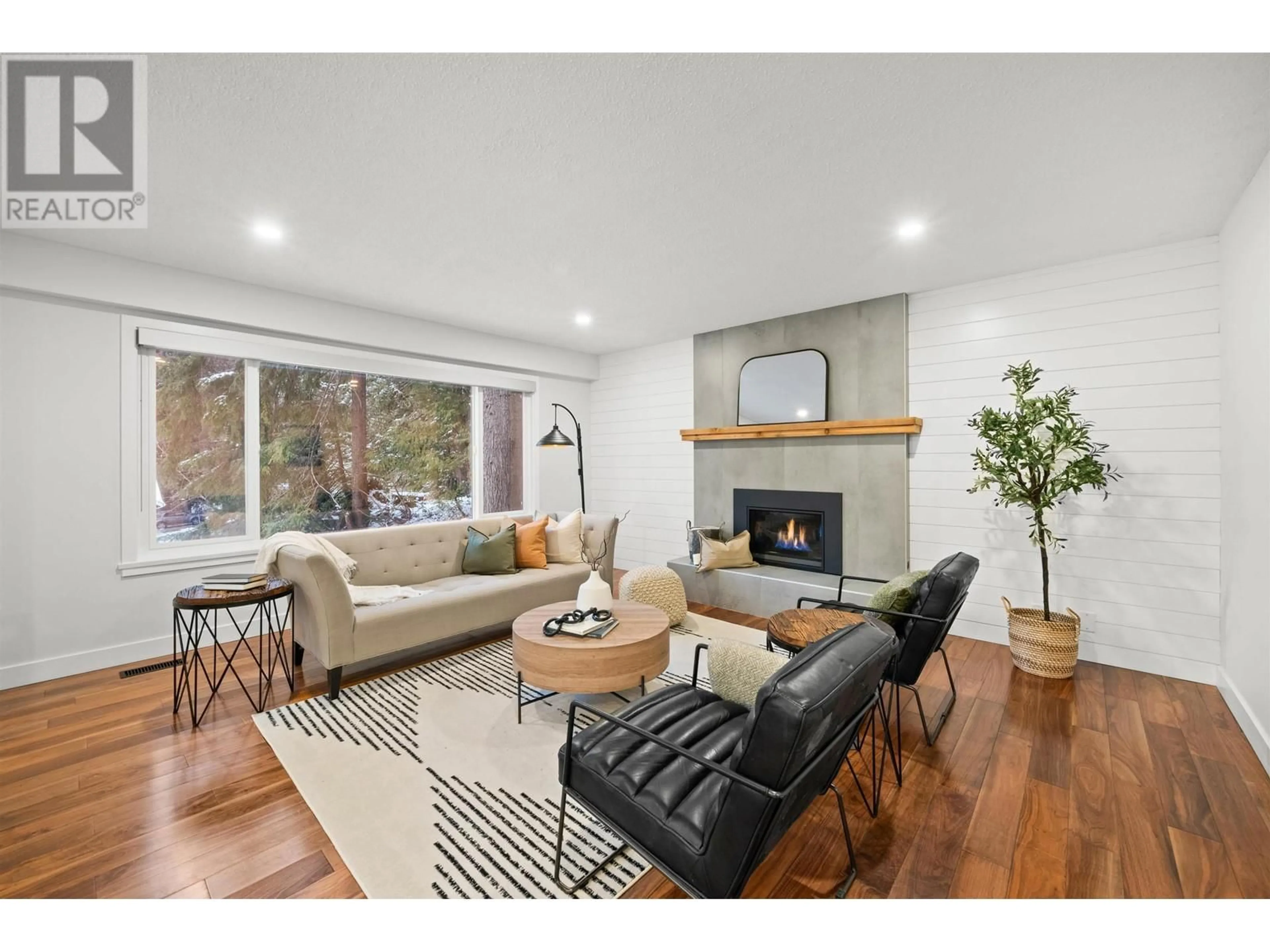 Living room with furniture, wood/laminate floor for 4593 CLIFFMONT ROAD, North Vancouver British Columbia V7G1J8