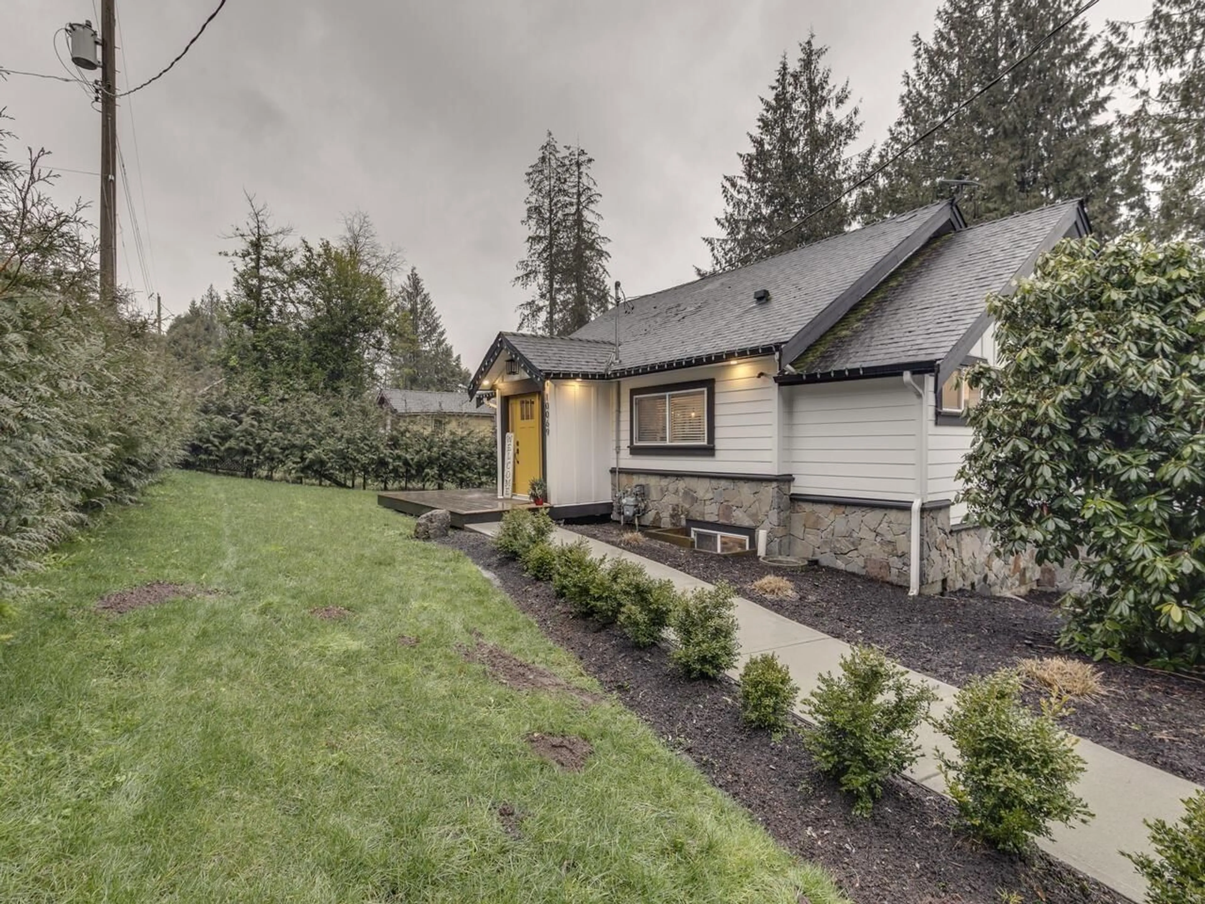 A pic from outside/outdoor area/front of a property/back of a property/a pic from drone, street for 10069 WOLFE, Mission British Columbia V4S1G7