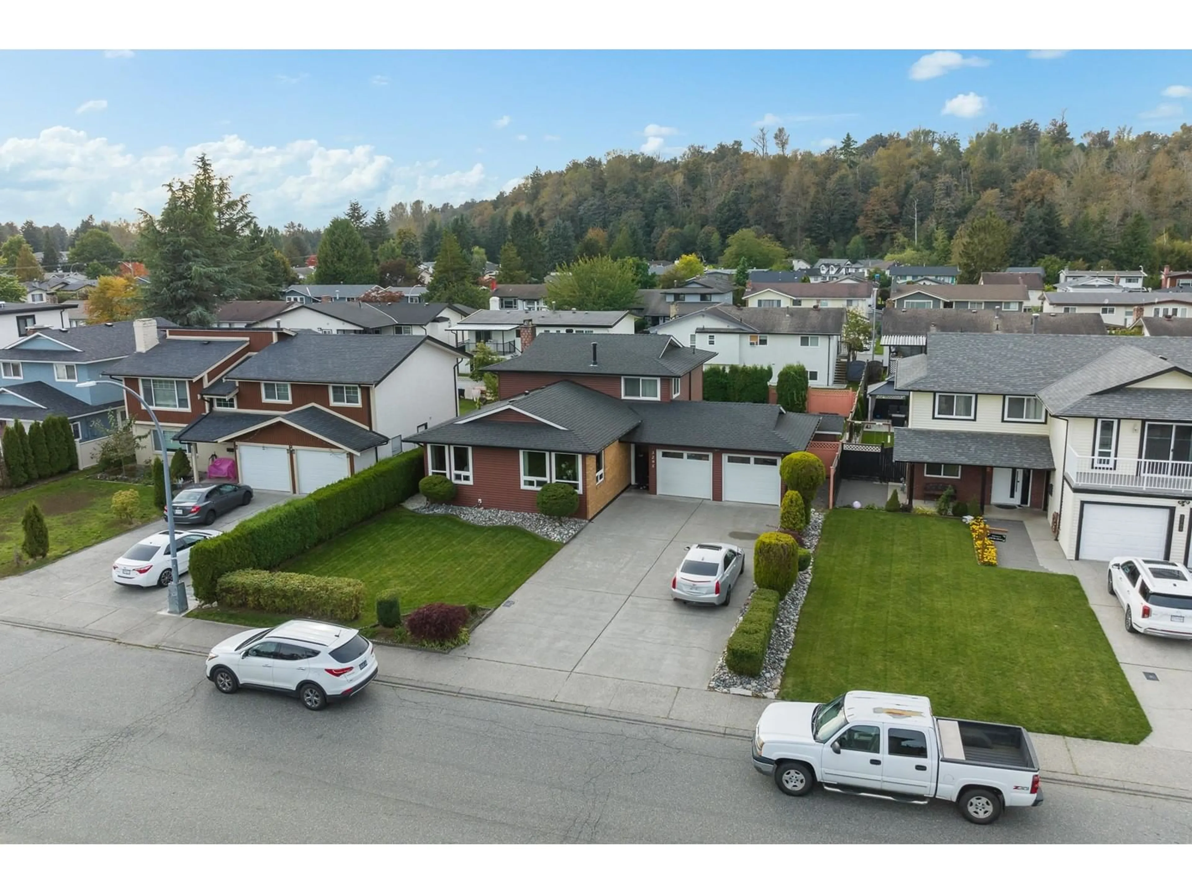 A pic from outside/outdoor area/front of a property/back of a property/a pic from drone, street for 3295 SATURNA CRESCENT, Abbotsford British Columbia V2T4R9